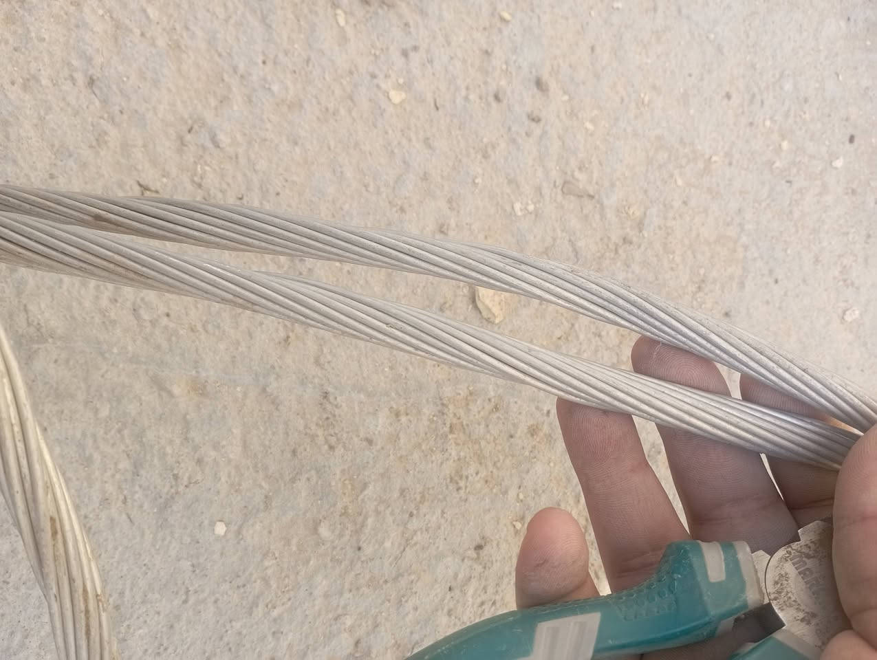 السلام عليكم ورحمه الله وبركاته
كيبل 6.5*4 الاصلي شرط درجه اولى مستخدم قليل 
واسلاك كهرباء أيضاً للبيع
للاستفسار ***********
