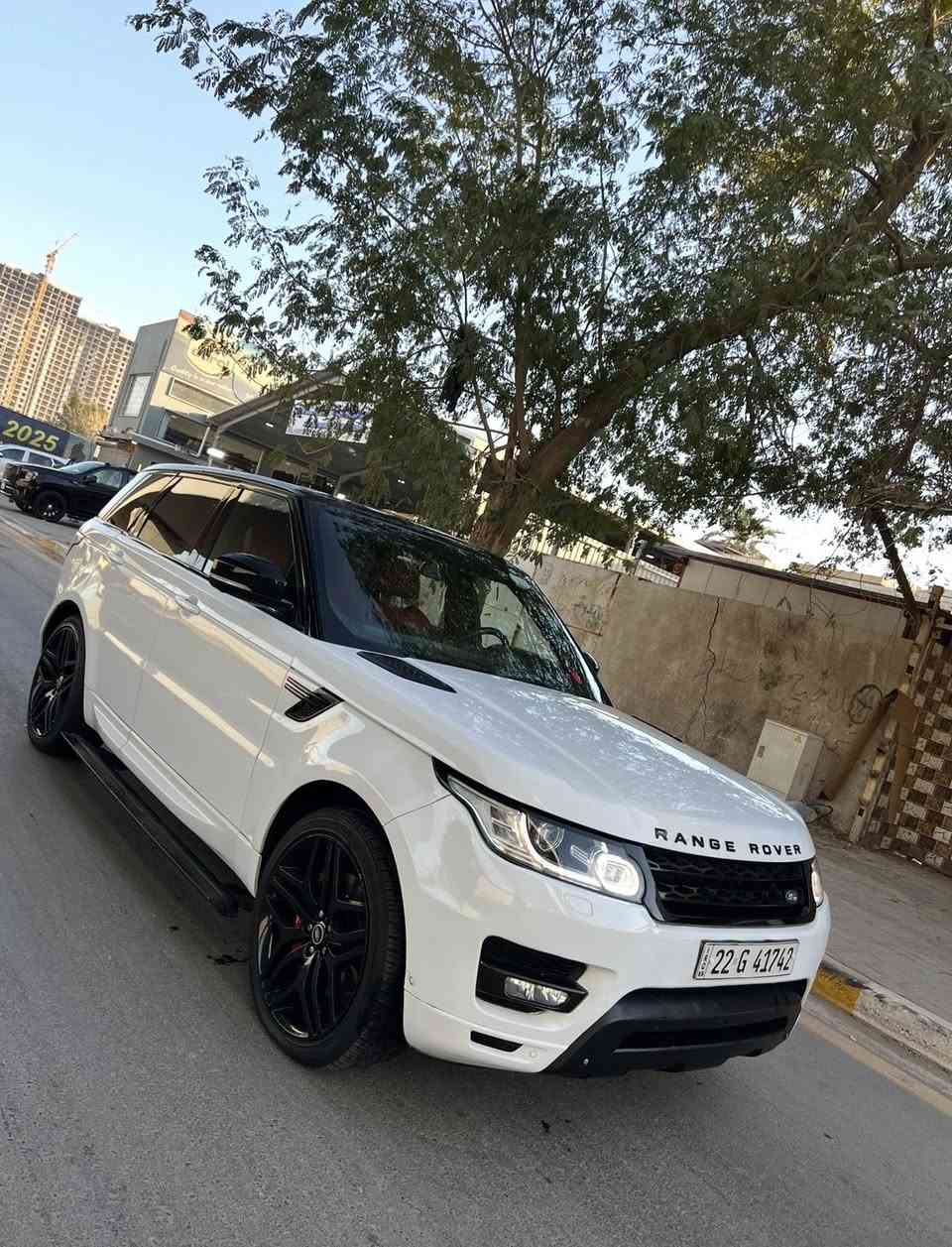 السلام عليكم بيع فقط بدون مراوس
السعر ١٩٠ وبي مجال وماكو هيج سعر بكل السوك 

رانج سبورت 2014 خليجي وكالة سردار 

السياره 8 سلندر سوبر  

بيها بالعراق صارت طخه نصبغن ٣ قطع جاملغ ايمن وباب سكن وجاملغ خلفي. فقط بدون دواخل 

السياره جاهزه وكامله وعليها ادامه كامله 

مواصفاتها. بانوراما / جكات / دوس كهرباء / ٤ كامرات / جنطه كهرباء / ثلاجه / كشن حار بارد / تبريد مركزي / وبعد بيها مواصفات متخلص مكان سياره بغداد 

***********
