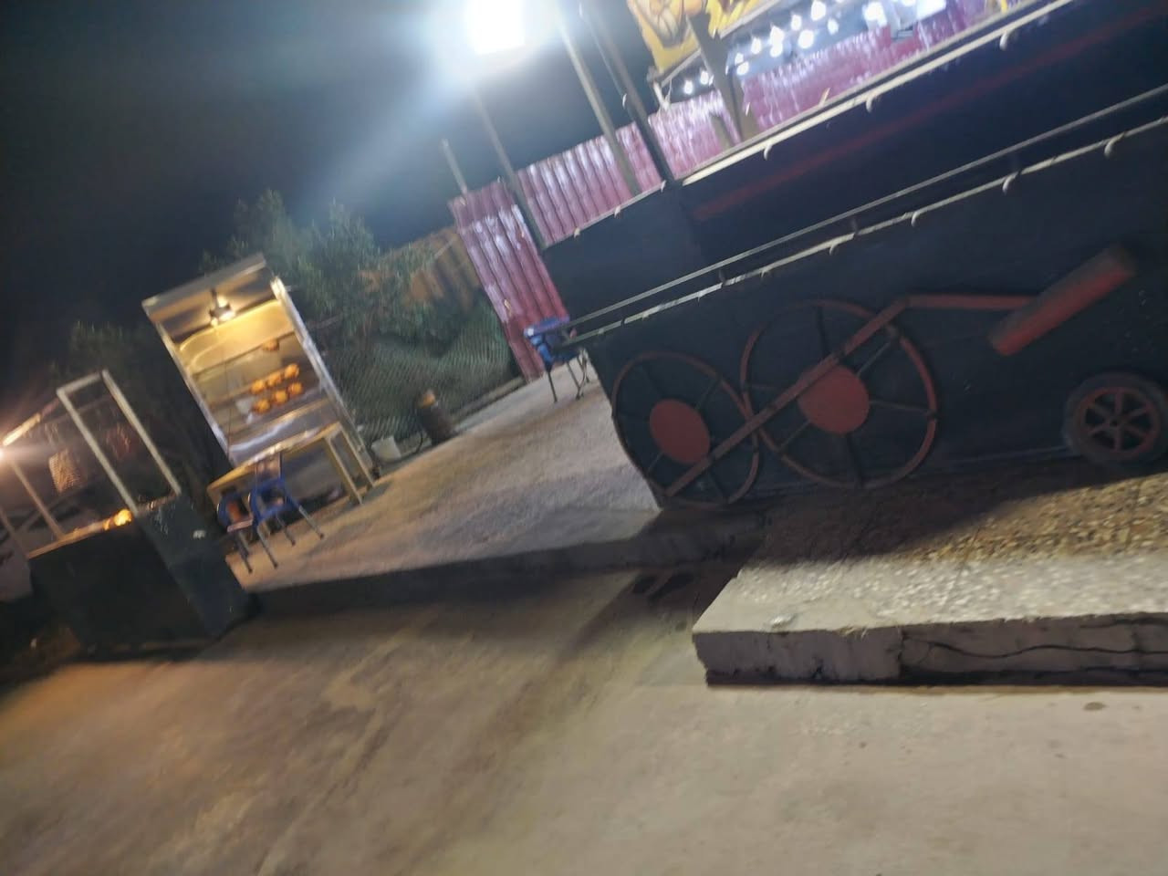 مطعم كامل متكامل لبيع لعدم التفرغ
المطعم شغال وخير من الله كامل من كلشي كلشي ماتشتري بس مسواك وتباشر المطعم حالين مفتح وخير من الله تجي تشوف بعينك المطعم كلشي يشتغل وغراض بي مال ٣ مطاعم غراض خير من الله 
العنوان بغداد العامرية شارع البصرة 
*********** واتساب موجود بي
