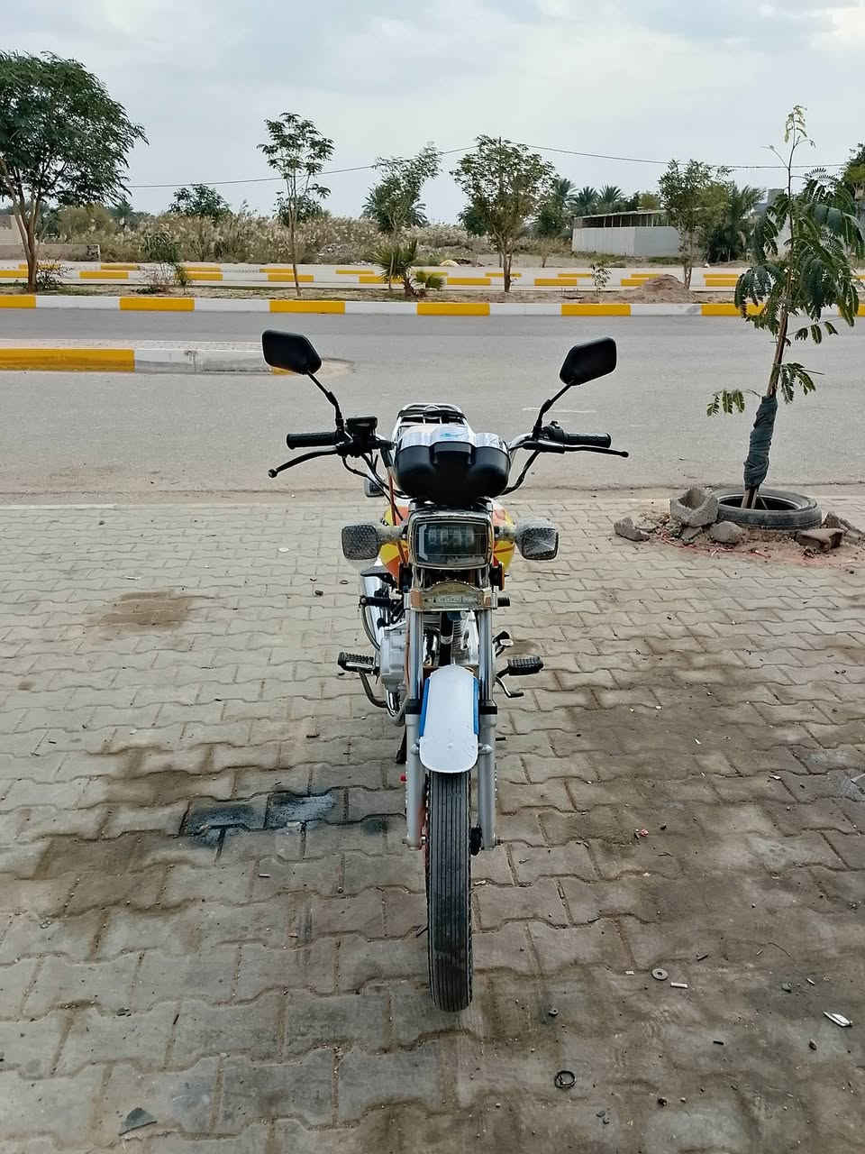 سلام عليكم دراجة لبيع موديل 2024
محرك ما مفتوح 🔓 وراج موجودة سعر 600وبي مجال 
مكان قرتبة رقم ***********
