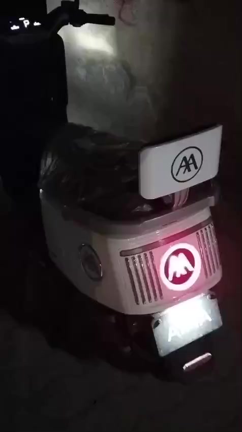 السلام عليكم، عندي دراجة AIMA تفاصيلها:
- ست بطاريات عادية (32A)
- ⁠ملف حجم 2000
- ⁠شاشة رقمية
- ⁠إشارات يمين يسار أمامي وخلفي (إشارة أم التنبيه)
- ⁠ليدات أمامية عالي وناصي
- ⁠ليدات تنبيه ضبابية خلفية
- ⁠تچوه خلفية بلادية
- ⁠مساحة تخزين كبيرة لأن البطاريات تصير جوه دوسة الرجل

ماخذها من مؤيد طيارة قبل شهر، ما طالع بيها هواي على گد شغلي (من الدورة للكرادة) الدراجة بعدها جديدة كلش حلوة وإعتمادية مابيها مصاريف وسعرها مناسب.

أني جناي دراجات نارية، أول مرة أركب كهربائي، ما عجبتني لأن مابيها صوت ولا طرب، عبالك بايسكل سريع،

أشتريتها بمليون و200 (بعدها بوصل الضمان بالملف وبالبطاريات وبالعقل 3 أشهر).

تجي تشوفها وتاخذ بيها تراي إذا عجبتك ما نختلف على السعر باليرضي الله ويرضيك.

مكان تواجد الدراجة
بالليل بالدورة
بالنهار بالكرادة

رقمي *********** موجود واتساب
