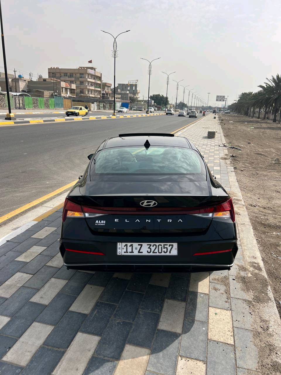 سيارة هيونداي إلنترا موديل حديث للبيع، باللون الأسود الأنيق. السيارة بحالة ممتازة من الداخل والخارج مع مقاعد مغطاة لحمايتها. مزودة بعدد من الميزات الحديثة والمريحة. التصميم الخارجي يعكس الفخامة والديناميكية، مما يجعلها خياراً مثالياً للاستخدام اليومي.