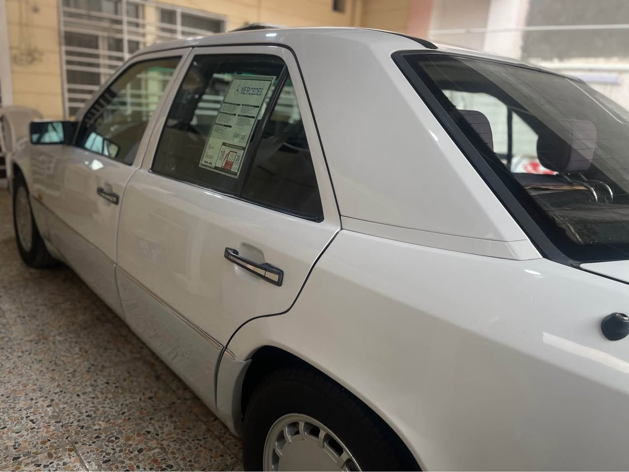 مرسدس دب 
موديل 1988 
مرشوشه فقط لجماليه بدون اي معجون او ضرر و بدون دواخل 
ممشى السياره ٢٥٣ الف كيلو حقيقي 
محرك 300 قبق اسود 
كير و محرك و ميكانيكيات و كهربائيات مكفولات 
سلايد و كشن كهرباء 
كل السياره ع وضع الشركه 
بدون اي تعمير 
للاستفسار *********** 
مكاني بغداد _اليرموك بغداد, العراق
