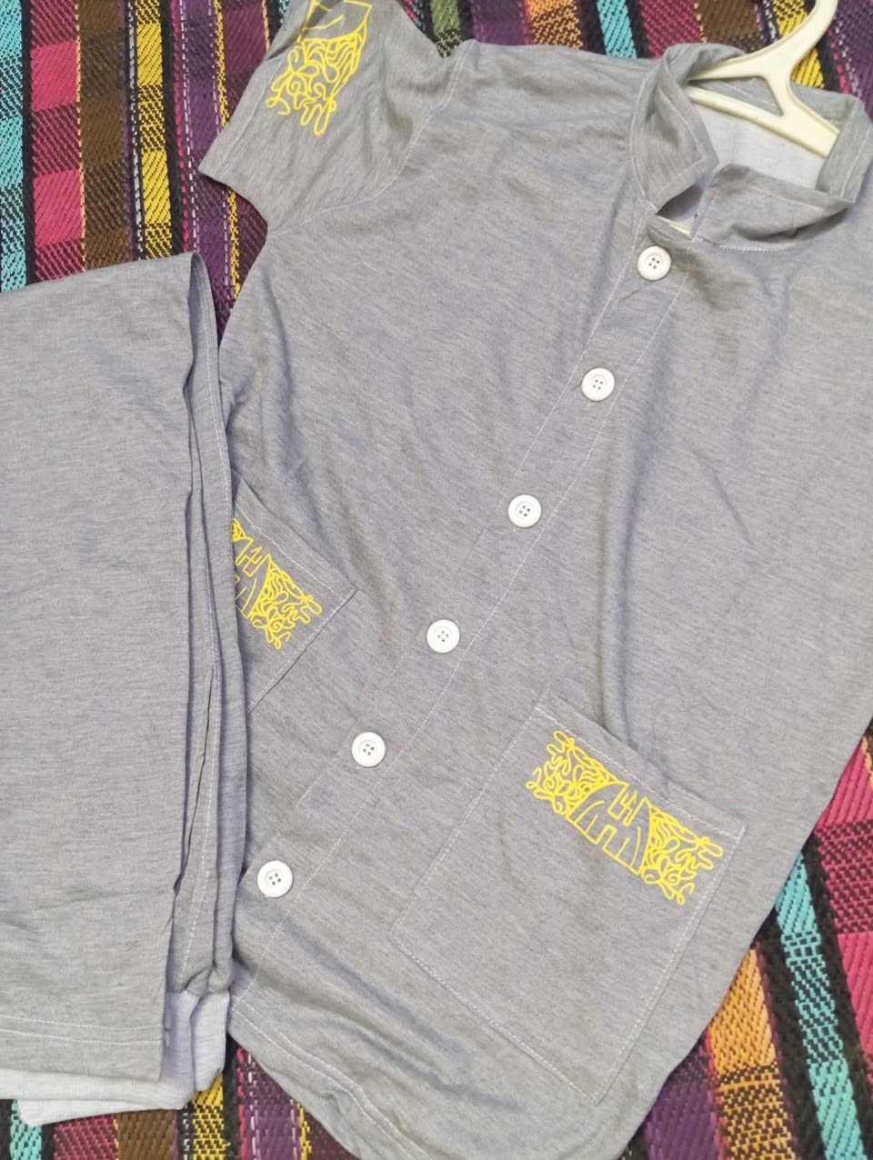 تراك ولادي جميع القياسات تصفية محل بالوان مختلفة البيع كل الكمية للاستفسار الاتصال عل الرقم او المراسلة على الواتساب   ***********  من تاخذهن وتبيع تنزيلات بيهن خير من الله
