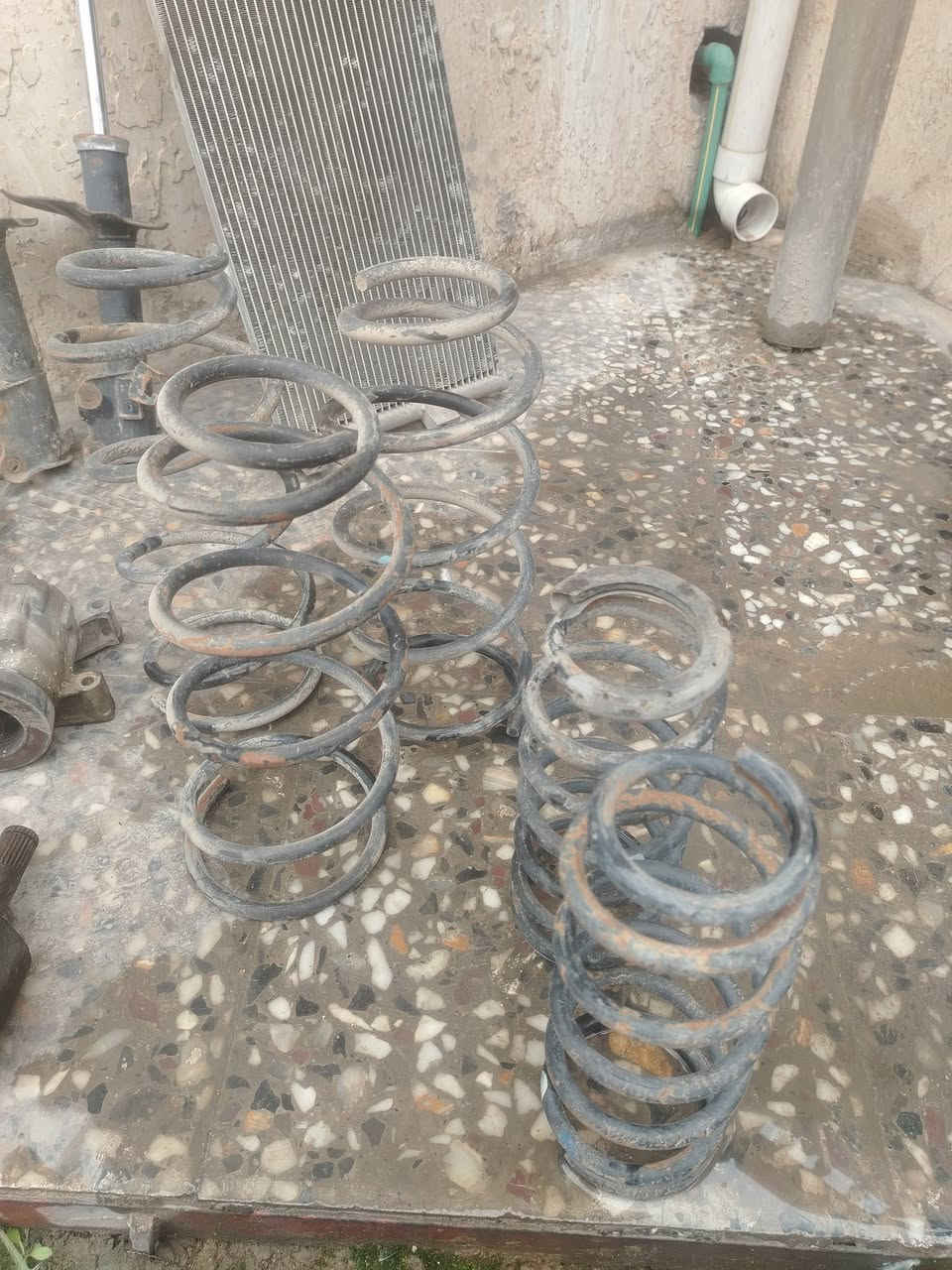 السلام عليكم غراض نيسان سني ياباني قيم واخذ حي الجهاد ***********
