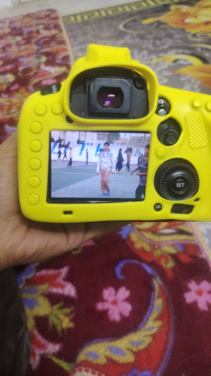 كاميرا للبيع سعرها ب 900,000 وبيها متر ***********
