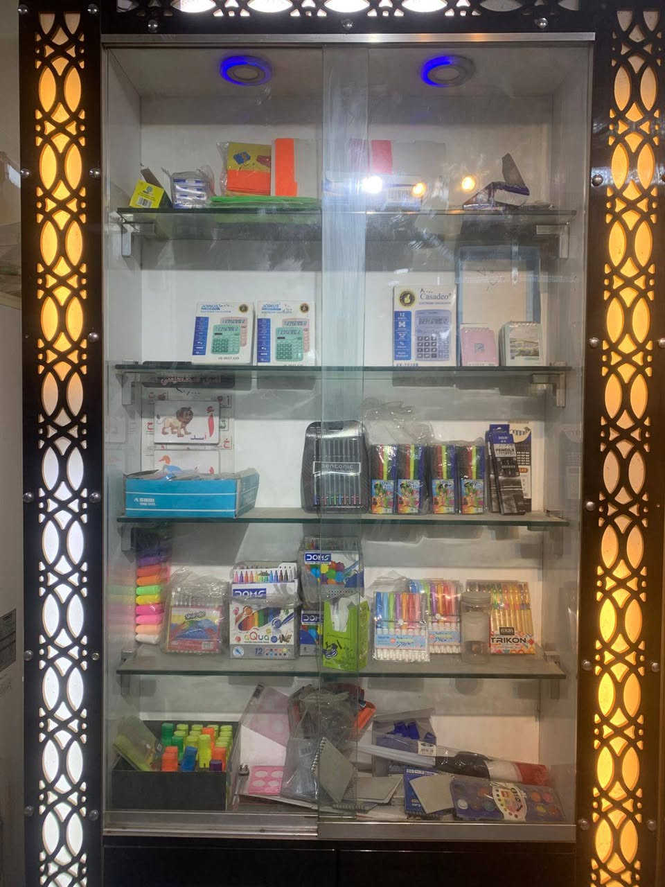 السلام عليكم اخواني عندي مكتبة وصارت ضروف واريد اعزل المكتبه وعندي غراض مكتبة كاملة طابعات سبلت بردةعازل هواء جهاز كبس وعارضات فاتحينه وراح انزل الصوره في المنشور والي يحب يشتري عنواني مدينة الصدر او الاتصال على الرقم ***********يوجد واتساب الأسعار على الخاص مستعجل عل بيعتهن 
ملاحظة جميع الغراض شغاله
