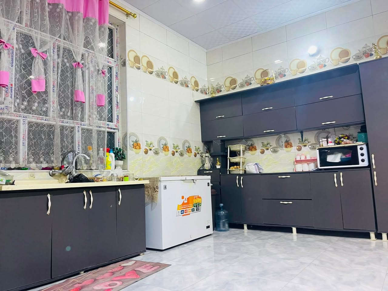 � فرصة مميزة لامتلاك منزل حديث للبيع 🏡
للبيع دار سكني في شارع السياسيين الحولي – مجمع حجي حسين.

✨ مواصفات الدار:

* 📐 المساحة: 200 متر
* 🏠 بناء حديث
* 🛏️ يتكون من غرفتي نوم
    * الغرفة الرئيسية تحتوي على سويت (حمام خاص)
    * غرفة مخصصة للأطفال
* مناسب للعوائل وبمنطقة هادئة.

📞 للاستفسار أو الحجز:
***********
✅ متوفر اتصال وواتساب، أو مراسلة الصفحة.

الجادين فقط، أهلاً وسهلاً بالجميع. �

