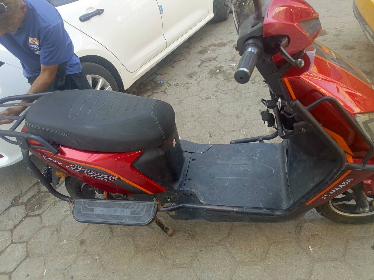 سلام عليكم دراجه شحن للبيع ست بطاريات عل فحص كهربائياته كلهه شغاله موديل 25 نضيف سعر 400 الف قفل مكاني رمادي رقم تليفون ***********
