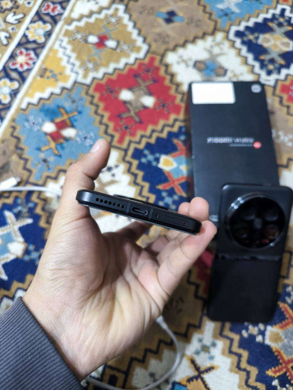 سلام عليكم
(Xiaomi 14 Ultra) 

المواصفات الأساسية:
المعالج: Snapdragon 8 Gen 3 بتقنية 4 نانومتر، مع معالج رسومي Adreno 750.
الشاشة: من نوع LTPO AMOLED بحجم 6.73 بوصة، بدقة WQHD+ (3200 × 1440)، ومعدل تحديث ديناميكي من 1 إلى 120 هرتز، مع سطوع يصل إلى 3000 شمعة.
الذاكرة والتخزين:
الرام: 12 أو 12 جيجابايت (LPDDR5X).
التخزين: 256 جيجابايت
البطارية والشحن:
السعة 5300 مللي أمبير 
الشحن السلكي: 90 واط (يصل لـ 100% في حوالي 33 دقيقة).

نظام الكاميرات (Leica):
يحتوي الهاتف على نظام رباعي للكاميرات الخلفية بدقة 50 ميجابكسل لكل منها: 
الرئيسية: بمستشعر كبير قياس 1 بوصة (LYT-900) مع فتحة عدسة متغيرة (f/1.63 إلى f/4.0) ومثبت بصري OIS.
الزاوية العريضة: f/1.8 مع زاوية رؤية 122 درجة.
تيلفوتو (Telephoto): تقريب بصري 3.2x مع مثبت بصري OIS.
بيريسكوب (Periscope): تقريب بصري 5x مع مثبت بصري OIS.
الكاميرا الأمامية: 32 ميجابكسل بفتحة عدسة f/2.0.

مميزات إضافية:
المتانة: مقاومة الغبار والماء بمعيار IP68، واستخدام زجاج Xiaomi Shield Glass للحماية.
التصميم: إطار من الألومنيوم أو التيتانيوم (نسخة خاصة)، مع خلفية من الجلد الصديق للبيئة أو الزجاج.
نظام التشغيل: واجهة HyperOS المبنية على أندرويد 14.
الصوت: سماعات ستيريو مزدوجة مع دعم Dolby Atmos ونظام 4 ميكروفونات لتسجيل صوتي محيطي. 

سعر 850
سكن بعداد تاجي 
***********
