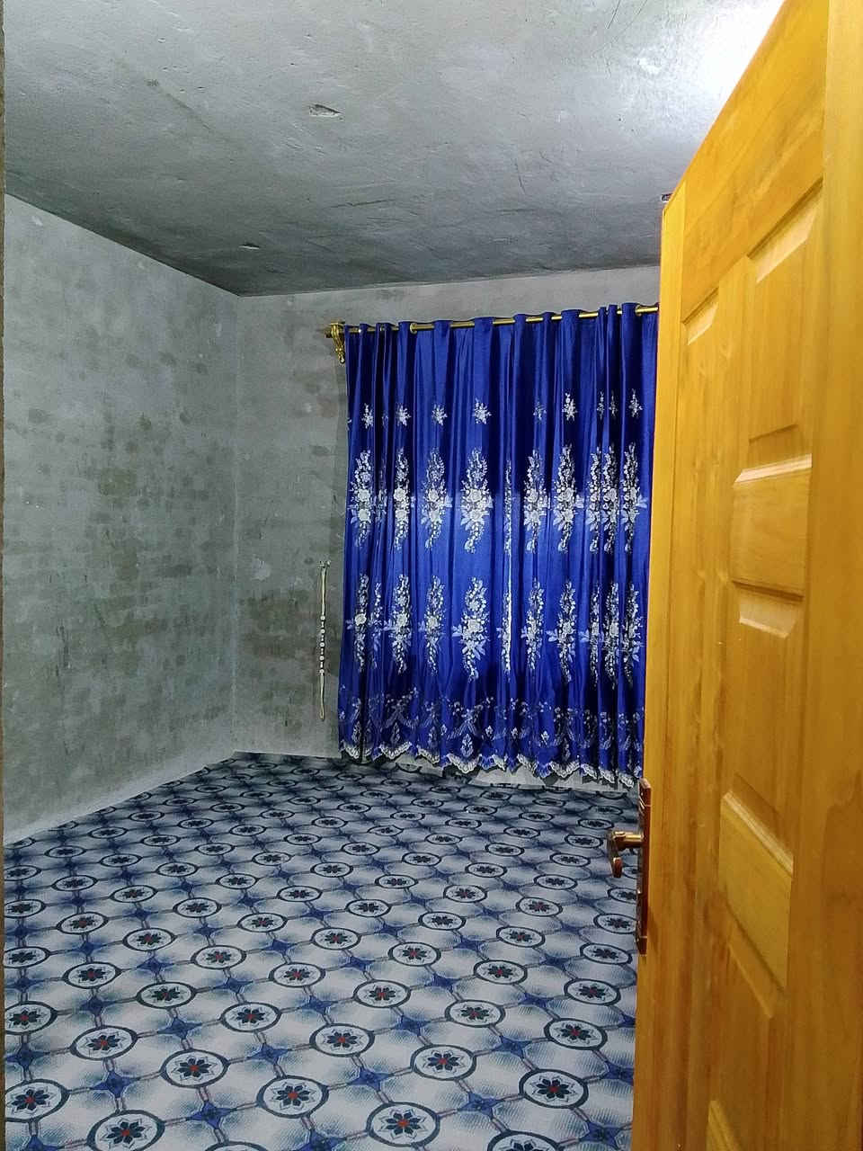 سلام عليكم بيت في حي لحكيم للبيع مساحة لبيت 612متر يحتوي 
على ستقبال 12×5
مطبخ 7×4
مدخل صاله 10×275
صاله 12×5
ثلاث غرف نوم 4×5  
البيت كل طابوك بس سياج لخارجي بلوك 
سقف صب كونكريت 
ترك داير مايدور لبيت عرض 2 متر
رقم ***********
