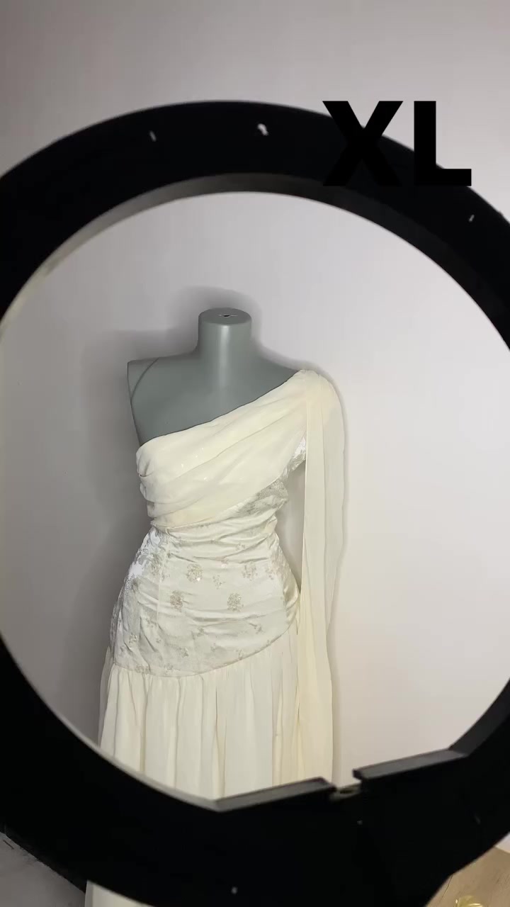 فساتين جديدة غير مستخدم 
للاستفسار واتساب ***********
