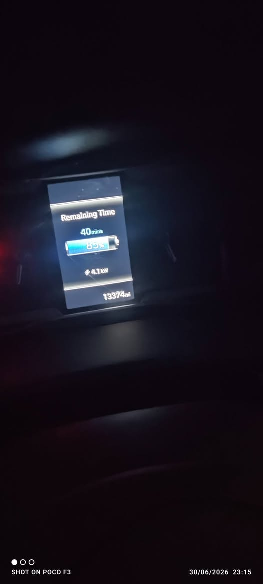 سلام عليكم توسان plug in hybrid شحن منزلي و هايبرد وبانزين ثلاث أنظمة حادث خيف جدا بدون تبديل اي قطعة كلها بلاد شوف الليبلات على داخل وخارج السيارة بدون ايرباك ماشية 13الف  مرقم بغداد سنوية وهزة جديدة لون أبيض @***********
