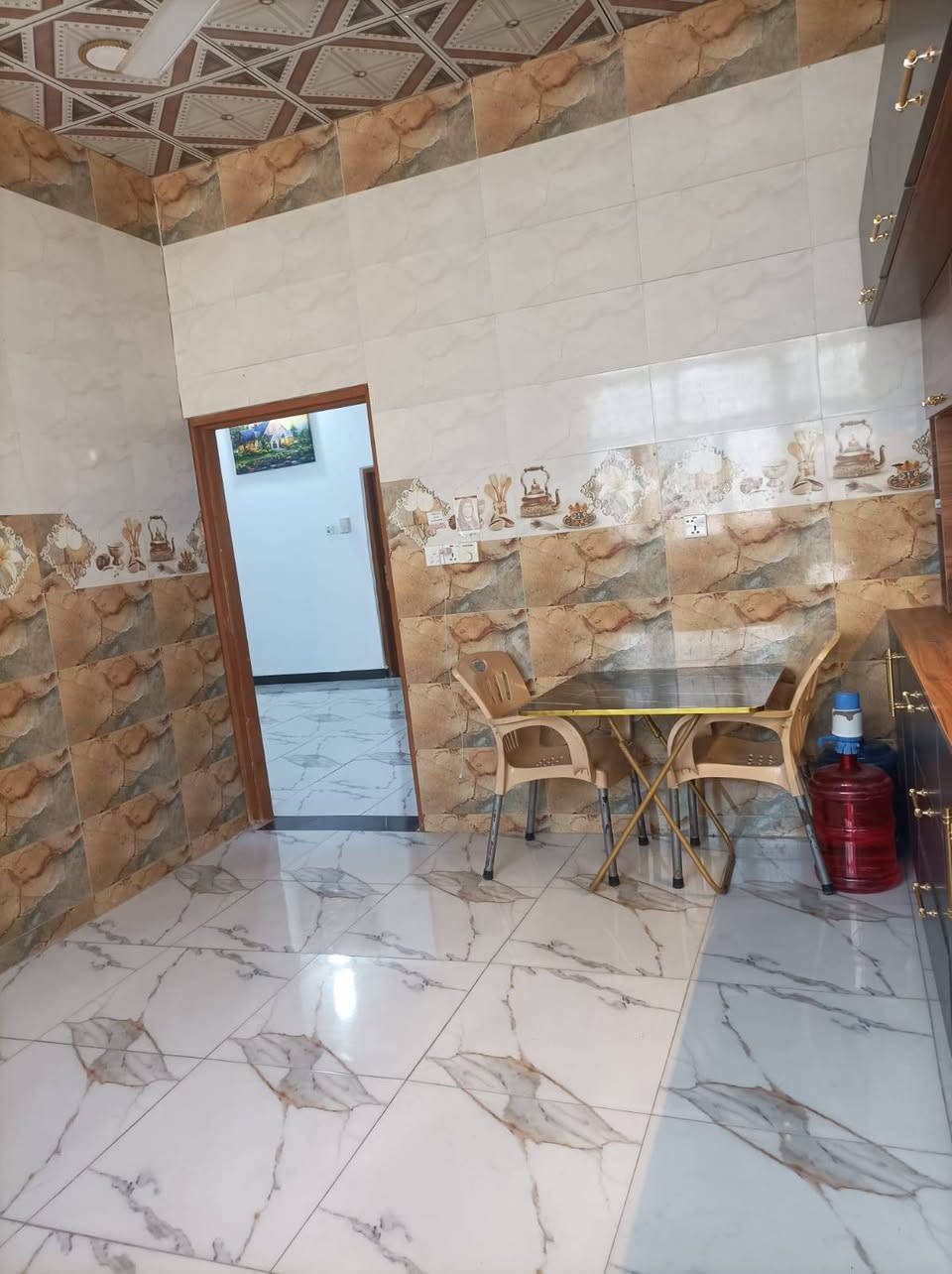 بيت جديد للبيع على طريق السنيه مساحة 200م بناء 2غرف وصاله مطبخ واستقبال وحمام طارمه حلوه تفاصيل أكثر على رقم ***********
