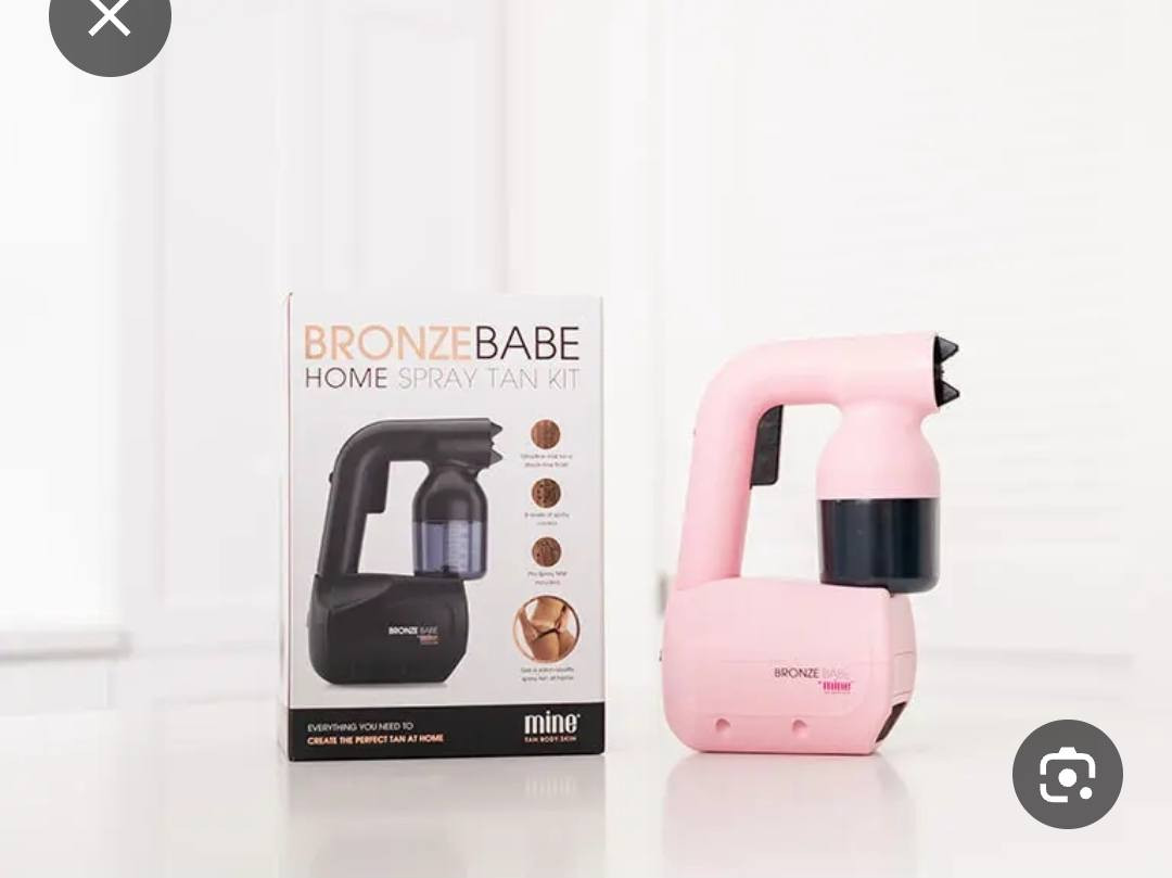 هذا المنتج هو MineTan Bronze Babe Home Spray Tan Kit، وهو عبارة عن مجموعة احترافية للتسمير المنزلي تتيح لك الحصول على لون "برونزي" بجودة الصالونات في المنزل. 
تتميز هذه المجموعة بعدة خصائص تجعلها سهلة الاستخدام:
نتائج احترافية: توفر رذاذاً فائق النعومة لضمان لمسة نهائية متساوية وخالية من الخطوط.
تحكم كامل: يتضمن الجهاز 8 مستويات للتحكم في قوة الرذاذ.
تصميم مريح: الجهاز خفيف الوزن، حيث تذكر بعض المواصفات أنه أخف من معظم مجففات الشعر.
محتويات المجموعة: تأتي عادةً مع ماكينة التسمير المحمولة، ورذاذ التسمير (Pro Spray Mist)، وقفاز للتطبيق (Applicator Mitt).  

البيت الانكليزي للبضائع الاوربية 
العنوان / بابل .. الحلة .. نادر الثانية الشارع الخدمي كراغول مقابل مجمع المدارس 
يوميا بث الساعة السابعة مساءا انتظرونا بضائع منوعة وجوائز 
واتساب ***********
            ***********
https://www.tiktok.com/@ukhomeiraq?_r=1&_t=ZS-93RdXoWpEKF
