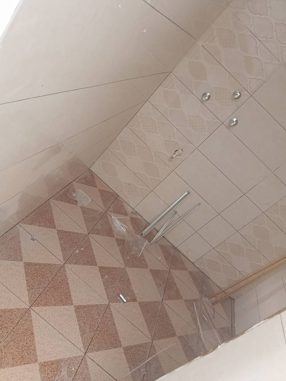 مشتملل للايجار بوابه قاطع ثاني بناء حديث ***********
