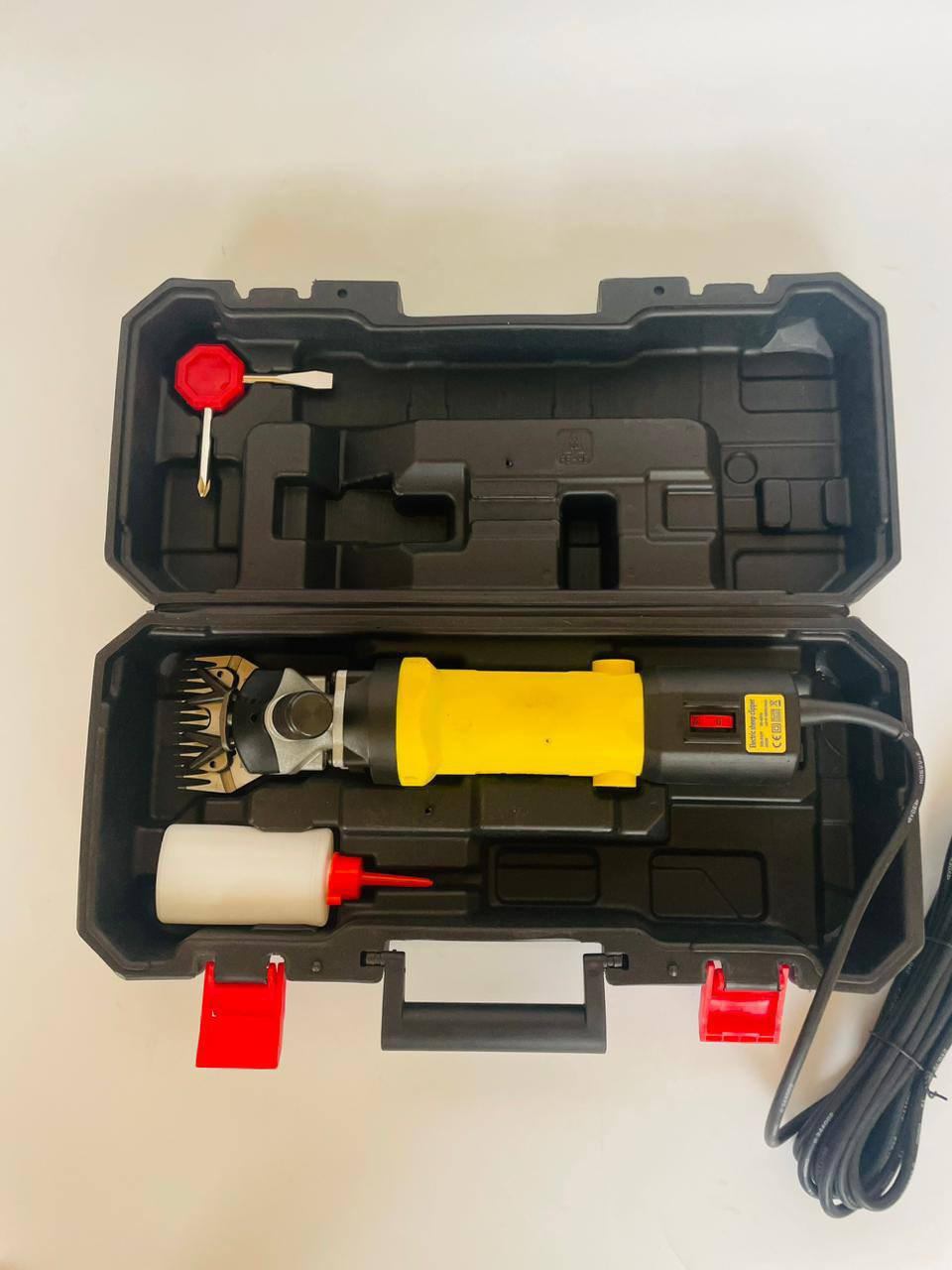 ماكنة جز صوف من ماركة LEX 
القوة (الواط): 690 واط (وهي قوة جيدة جداً لقص الصوف الكثيف).
​الجهد الكهربائي: تعمل على 220 - 240 فولت (كهرباء البيت العادية).
​التردد: 50 - 60 هيرتز.
​السرعة: قابلة للتعديل وتصل إلى 2800 دورة في الدقيقة (r/min).
​التحكم بالسرعة: تحتوي على عجلة (ترقيم من 1 إلى 6) للتحكم بالسرعة حسب نوع الصوف وحساسية المنطقة التي تقصها.


**إذا كنت صاحب هذا الإعلان وتريد حذفه لأي سبب، رجاءا أرسل رسالة إلى الدعم الفني**