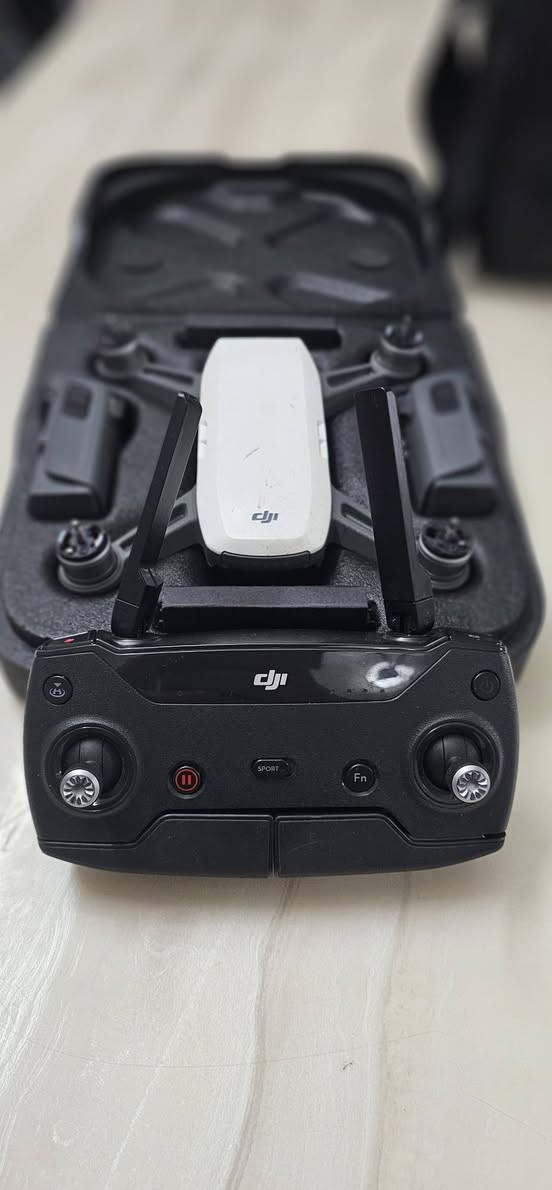 DJI Spark للبيع

نظيفة بدون أي خدش

مع شاحنة + بطاريتين + جوستيك + 8 شفرات (4 أحتياط) + درع حماية للشفرات + جنطة خاصة + رام 8 قيقا

خصائص الدرون :

- تقدر تتحكم فيها عن طريق الجوستيك الأصلي او من الموبايل او حتى عن طريق يدك

- تصوير فديو و صورة عالي الدقة يصل الـFull HD 

- فيها GPS خاص و خرائط و حساسات تكدر تبتعد عن الآشياء تلقائياً

- تقدر تحط لها موقع تروح له بدون أي تدخل منك، و تقدر تخليها ترجع للبيت أيضاً بدون تدخل

- تقدر تلحكك ألك بدون أي تدخل منك

- سرعتها القصوى 50km في الساعة، مع وضع السبورت

- تقدر تطير لأرتفاع 4000m كحد أقصى 

- تدعم ترددات 2.4GHz و 5.8GHz

السعر : التواصل خاص


**إذا كنت صاحب هذا الإعلان وتريد حذفه لأي سبب، رجاءا أرسل رسالة إلى الدعم الفني**