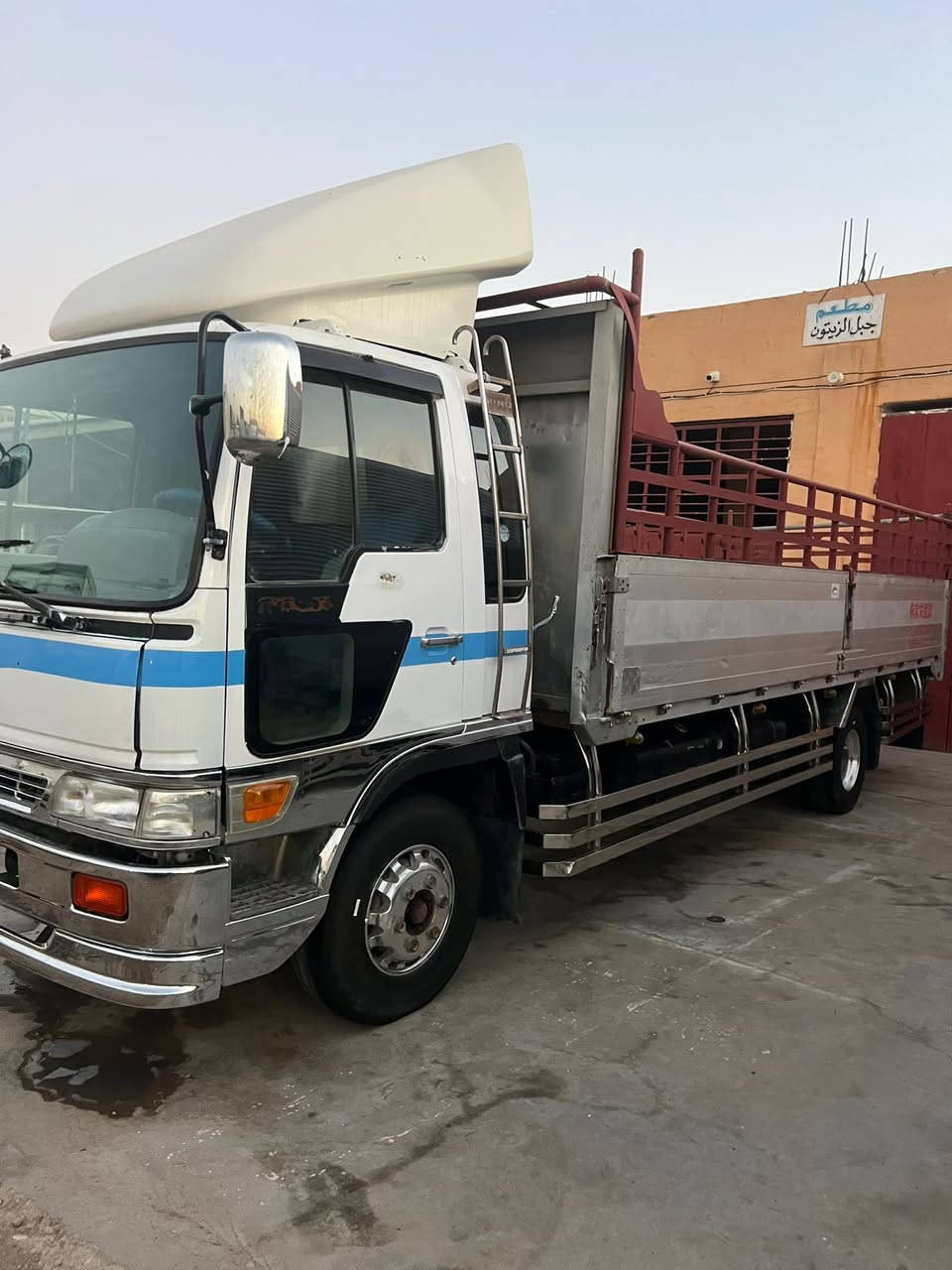 السلام عليكم انكر شاصي طيره موديل ٩١
سته وربع مكينه ٨٠فول عادي ما مفتوحه ستندر 

رقم بغداد سياره جاهزه السعر ٢١٠ وبيه مجال 

العنوان واسط الصويرة ***********
