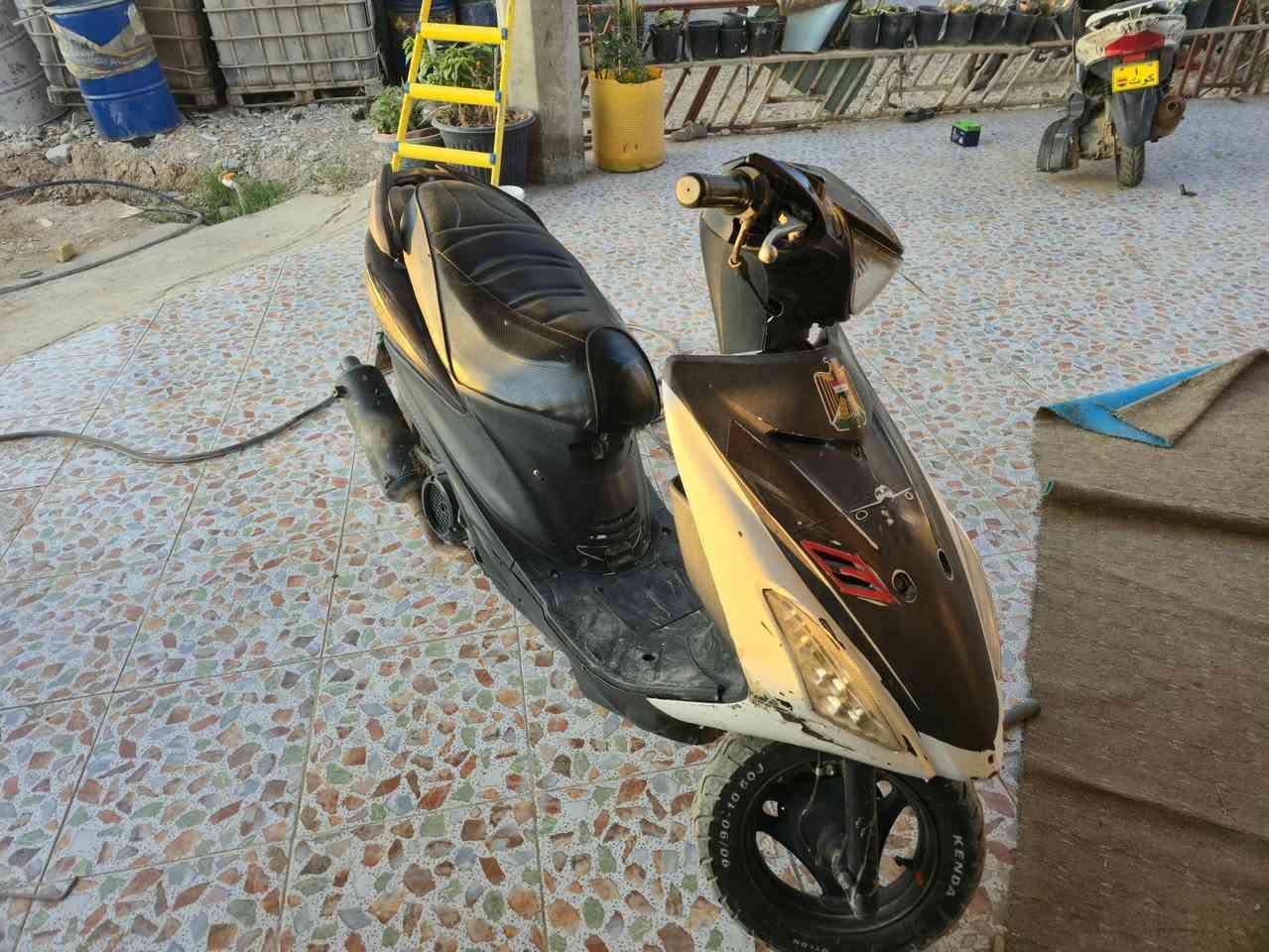 دراجة ادرس حديث ماليزي اثنين الرصاي
مكينة تجفيت جديد شلعة معدل كامل نقص قبق هندر تايرات جدد باتري جديد سعر ١٧٥ 
الدراجة السودة تجفيت جديد نكرة سلف هندر تاير امامي خلفي جديد كهربايات شغالة باتري جديد سعر ٢٥٠  
وبيهن مجال 
مكاني كوت حي الحكيم يم جامعت الامام الكاضم 
***********
