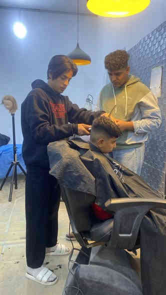مركز آزار لدورات تعليم فن الحلاقة❤️❤️
 يعلن عن فتح دورات للحلاقة الرجالية وتشمل
..........................
١/مقص✂️
٢/شفرة📏
٣/خيط🧶
٤/مكينه🎚
٥/صبغ الشعر (كيفية دمج الالوان)🎨
٦/ معالجات الشعر بكل انواعه🦱🦰
٧/ معالجات البشرة 💆‍♂️💆‍♀️
٨/ مع هدية صادرة من المركز اثناء التخرج👍🎫🎟
#ملاحظة.... عند انتهاء الدورة وتكون عندك نقص معلومات تعاد لك الدورة مجاني 
للاستفسار الاتصال على الرقم التالي 
البصرة الجمهورية تقاطع معهد النفط قرب الريان سنتر للألعاب 
للاستفسار الاتصال 📞على ارقام المركز....
☎️***********
☎️*********** البصرة
