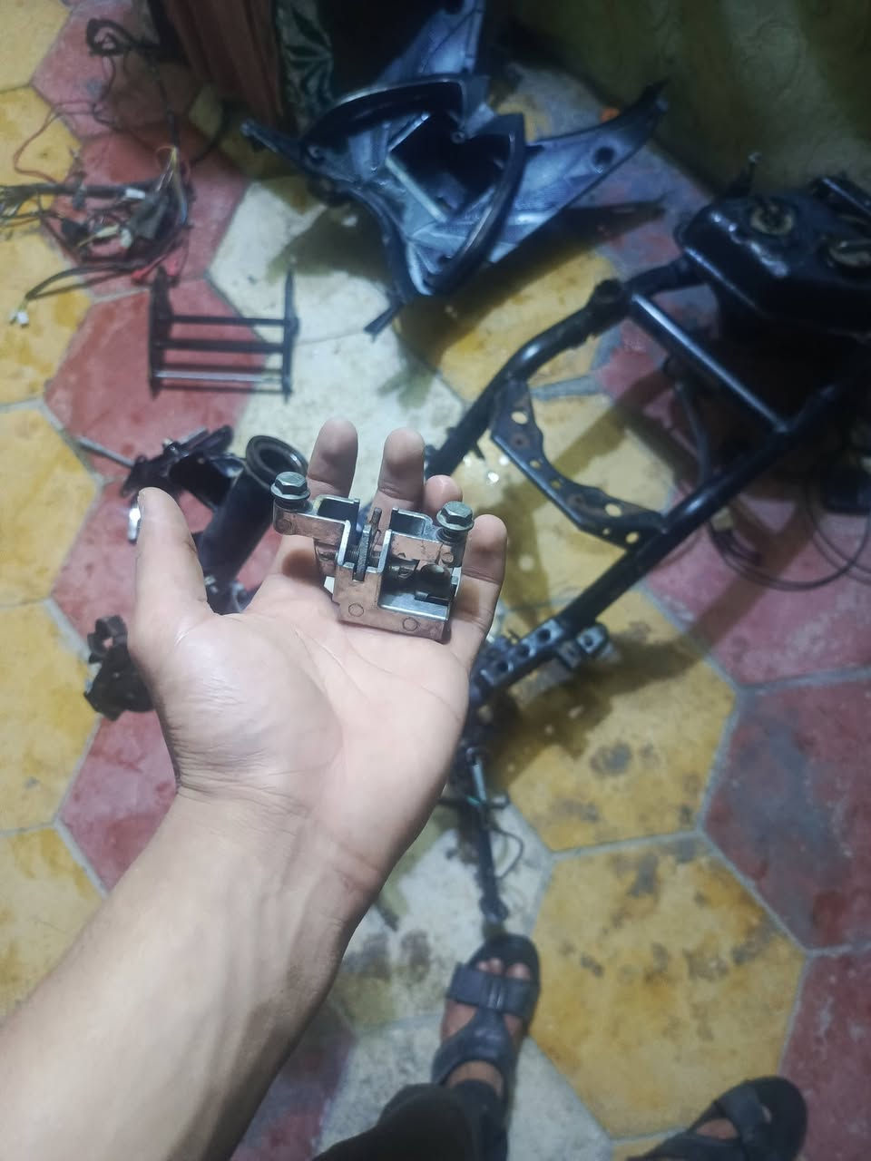 السلام عليكم غراض+عقل+كابريته اصليي+ضفيره الصلي فيش+هورن+شاصي+واير مال سكليتر+واير بريك+تانكي مال بانزين +ايشي تريده راسلني وانه بخدمتك عنواني ناصريه سوق الشيوخ الصناعه وهاذ رقمي *********** وبخدمت الشراي
