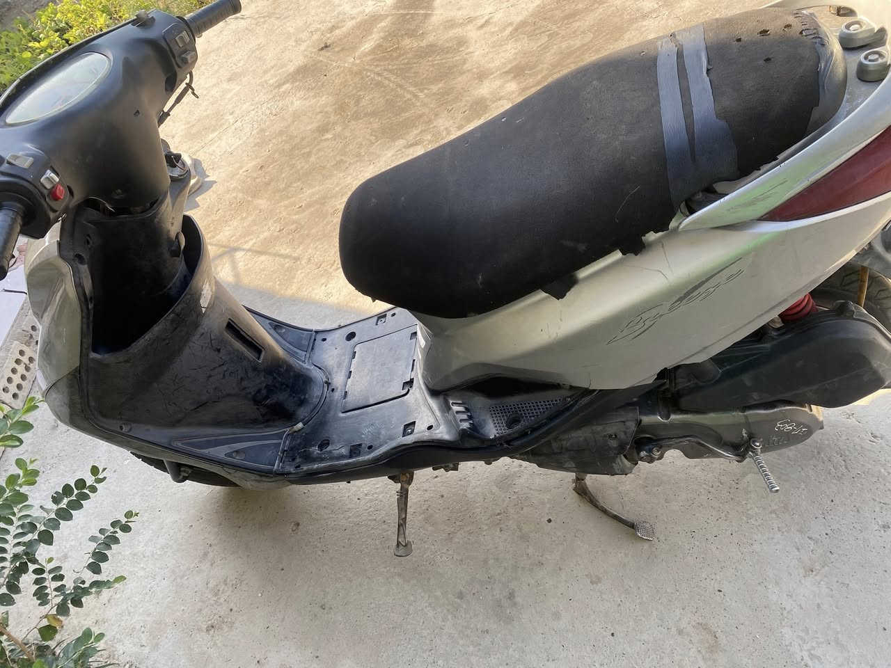 السلام عليكم بريز للبيع مكينه ناعمه خرسه سلف هندربيه خربطه بل كابريتر بس كهربائياتي شغاله دراجه حلوه سعر350بيه مجال عنوان بغداد الشعله ***********
