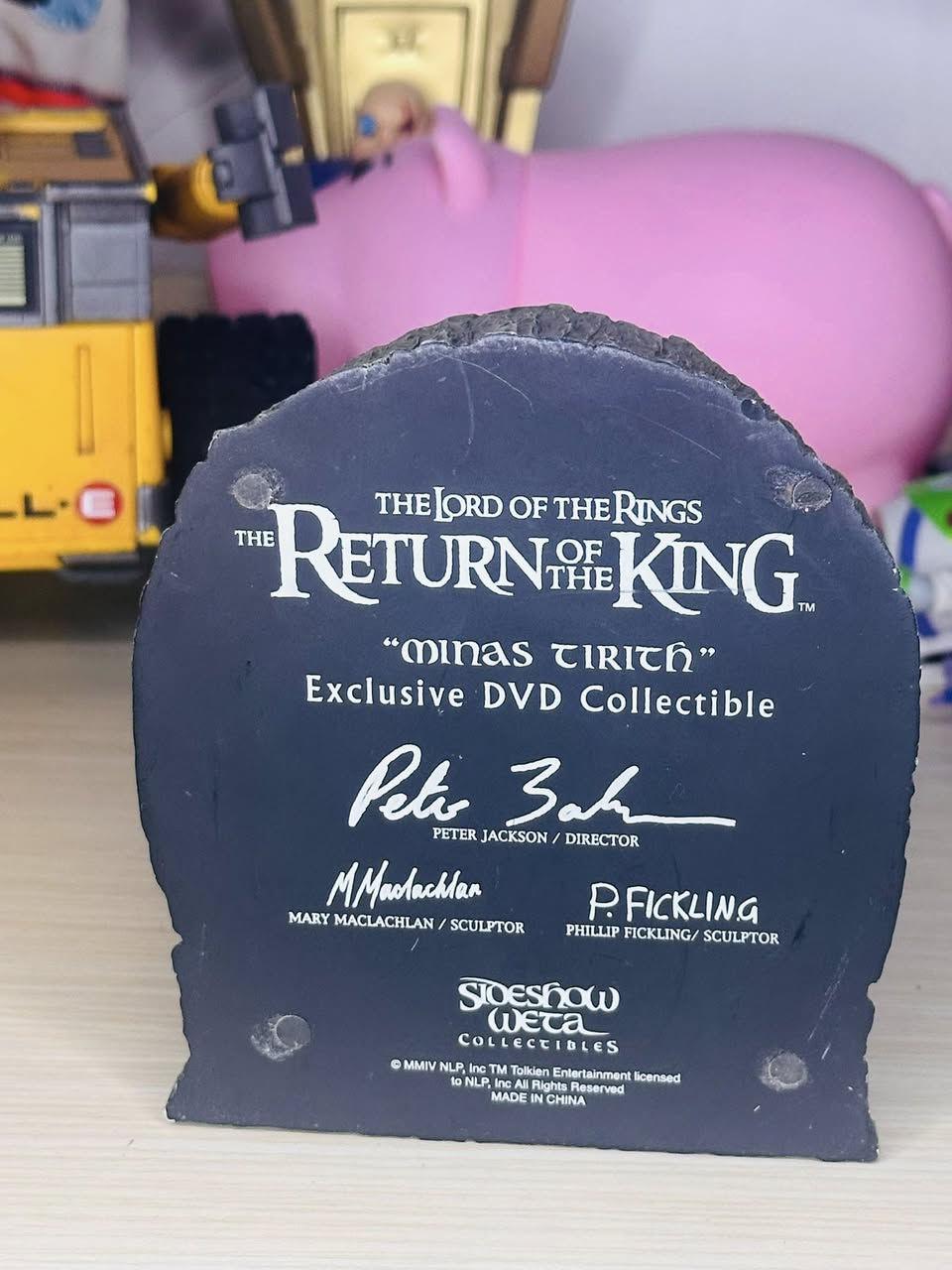 قلعه ميناس تريث من فلم سيد الخواتم اصدار توقف انتاجه سنه 2007 مجسم رزن اصلي مختوم من شركة weta workshop 
وزن ثقيل ارتفاعه حوالي 12-18 سم اي استفسار ***********
