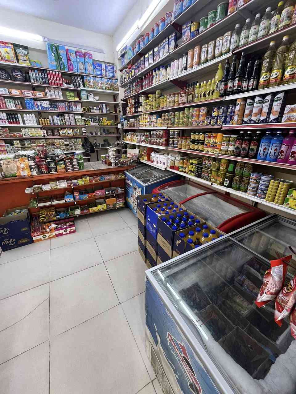 اسواق سلسلة ثلاث محلات مع مخزن للبيع يحتوي على : سستم 4 كامرات و 25 ثلاجة و سبلت 3 طن مع تبريد  طن ونص 
قمريه طولها 7 مترات محكمه 
المحل تجي تشوفه بعينك محل يشتغل وبي عالم ومع ميز مرمر 3 متر كبير جدا 
مع جام خانه 
ومع سله عربانه كبيره 
مع صفينه وسطيه 3 امتار 
واجها المحل 15 متر  
المحل كامل شغال يعني مناقصه اي شي وبضاعه موجوده ابيعه لعدم التفرغ 
ولمحل متروس ارفوف شغل خير من الله خاصتا بالموسم الصيفي

العنوان/ الكاظمية نواب 
للاستفسار واتس اب او اتصال على ***********
***********
