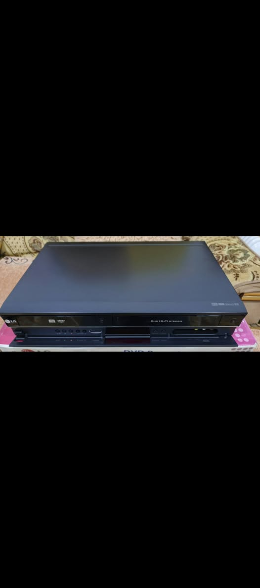 السلام عليكم .
جهاز فيديو كاسيت و مشغل اقراص مشترك بنفس الجهاز ماركة LG جديد غير مستخدم .
ابو النسخ والتسجيل عالقرص من الكاسيت .
المواصفات : 
مشغل قرص او كاسيت و كذلك بيه خاصية التحويل والنسخ والتسجيل من الكاسيت للقرص ( يعني علئ ايدك تحول للقرص )
و النسخ كذلك من القرص للكاسيت .
ويسجل ايضا من اي جهاز خارجي مثل الستلايت او الكاميرا الديجتال او كاميرا الكاسيت مباشر للقرص ال DVD  او عالكاسيت .
بالنسبة للفيديو ٦ هيد ينطيك صورة غاية في الوضوح . مع نظام HiFi ستيربو ٣ فيش للعرض عالشاشة و ٣ فيش ادخال للتسجيل .
تصفية اوتوماتيكية للصورة .
مع ريموت تحكم و ٢ فيشة ثلاثية للعرض عالشاسة و التسجيل مع واير الكهرباء .
اخواني الي يعرف عمل الجهاز وقيمته يراسلني عالخاص للتفاصيل او اي استفسار .
او الرقم *********** البصرة .موجود توصيل شركة .
