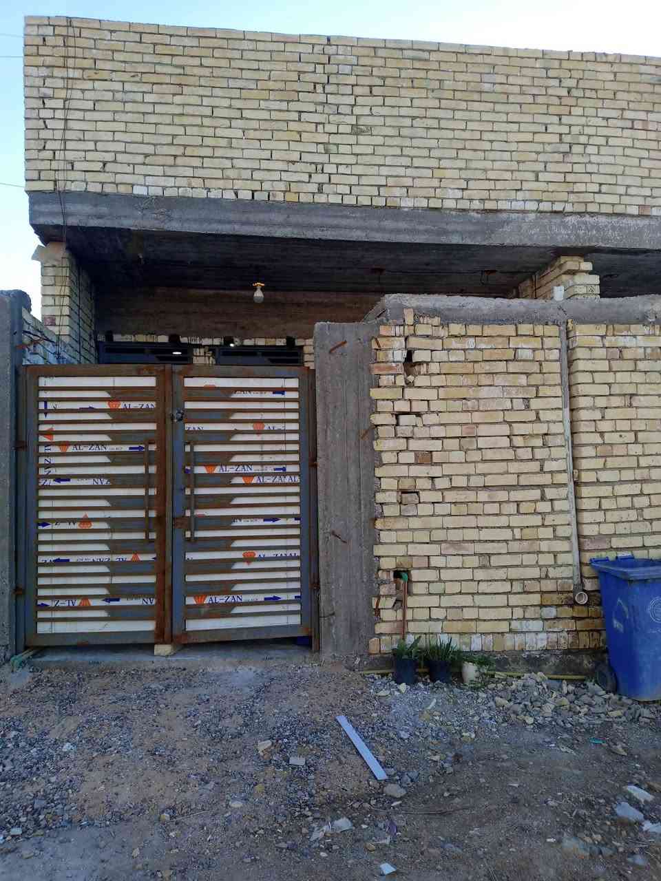 من رخصة المسؤول مساحة 200متر مشيد عليها دارين كل دار 100 متر واجهة 5 ونزال 20 استقبال حولي مطبخ غرفة نوم وخدمات حمامين بيتونة مع مخزن سطحين لكل دار نقص بياض وسيراميك وكاشي فقط عرض الفرع 8 متر كامل خدمات ماء مجاري كهرباء مقرنص تبليط بصف البزل طابو زراعي سند 25 منطقة الشعب الغرير موبايل *********** خاص او واتساب
