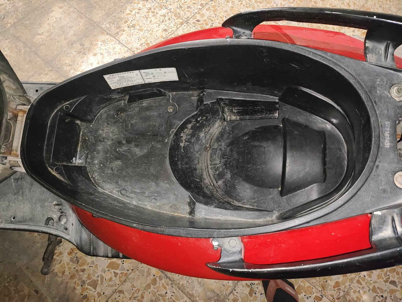 السلام عليكم 
سكنس نثيه للبيع 
نظيفه كلش مابيها اي شي مكينتها مامفتوحه ابد بريكات قويه كهربائيات شغاله كامله شلعه قويه ومعدل ممتاز گيچ سرعه وبانزين شغالات ثنينهن بدون مشاكل اوراقها كامله ومماشيه هواي الدراجه مرتاحه على گد مشاوير بسيطه وبس سعرها 750 وبيها مجال للشراي 
*********** رقمي واتساب للتواصل
