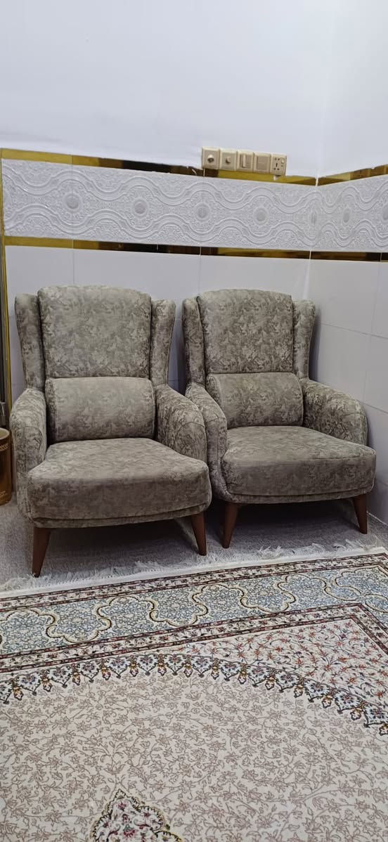 السلام عليكم تخم للبيع نضيف كلش 8 مقاعد بعده اخو الجديد الشراي يتصل وسعره هم مناسب ***********
