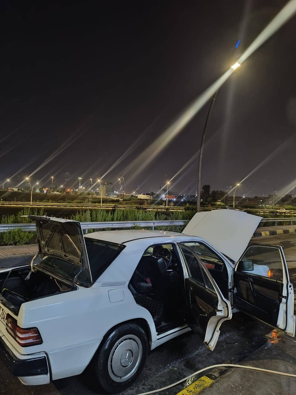 السلام عليكم سياره مارسدس للبيع حجم 190موديل 92 سياره ابلديه رقم اربيل سنويه جديده بيه صبغ حزام فقط السعر 50ورقه وبيه مجال قليل ***********
