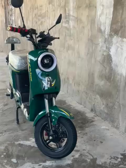 السلام عليكم دراجه شحن R9 للبيع بطاريات نضيف 32 امبير مديل 2025 الكهربائيات شغاله كله ابلاتوث +هورن + دبل اشاره + لايت عالي وناصي. شاحنه اصليه امرايات سله مكاني بصره سفوان السعر 425 وبيه مجال  الرقم   ***********  فقط واتساب
