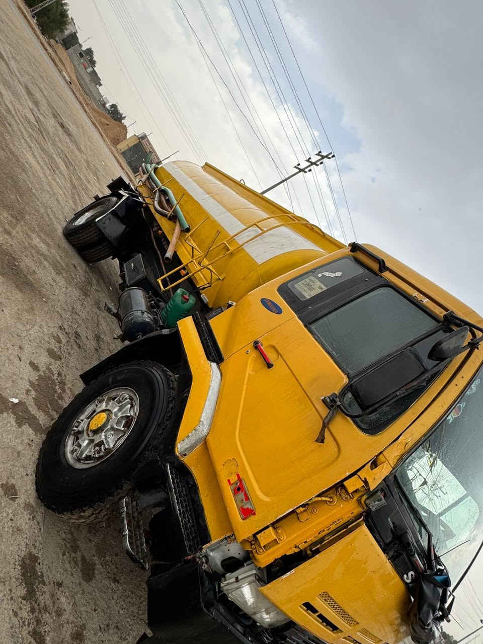 البيع رقم بغداد بل  سنويه  تنكر 27  موطير ٥٥ عداد ٢ تانكي 13 الف مكينه 6 جديده كير 6 جديد سياره جهزه لعمل  ***********
