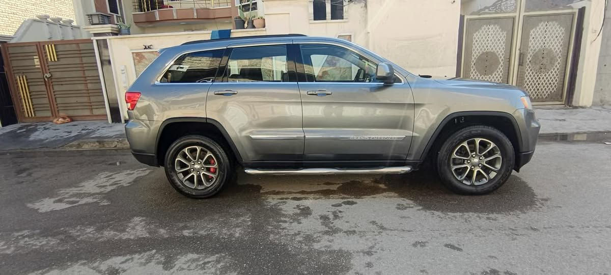 السلام عليكم للبيع جيب لاريد موديل 2012 رقم بغداد الماني الجديد تحويل مباشر وارد أمريكي بدون حادث السيارة بيها صبغ 
أربع قطع فول مواصفات بصمة وجلد محرك ٦سلندر مامفتوح 
فتحة ماشية 60  ميكانيك جديد كهربائيات كلة شغال وبعد بيها مواصفات 
السعر155 وبيها مجال 
مكان بغداد البلديات 
***********
