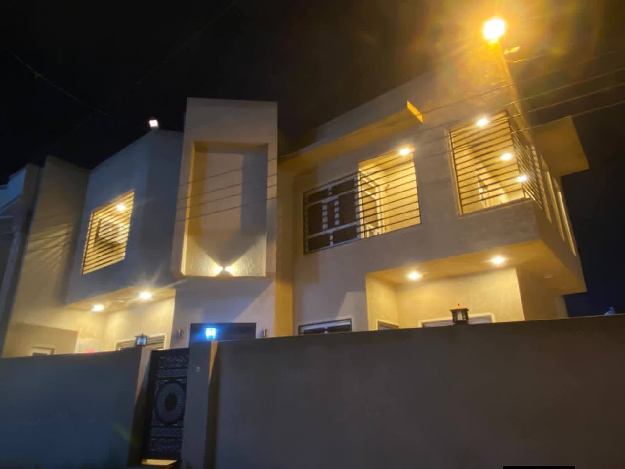 دار للبيع
المساحه ٢٩٣.٦٦ ركن 
البيت تأسيس نظام ٨ كامرات  السبالت نضام بوري دفن يعني مأسس بواري بل حايط 
الأنواء مقابل مركز مبيعات القريه الأيطاليه او بل فرع الي مقابل مستوصف ابن سينا 
الطابق الارضي يحتوي على  
مجموعه صحيات خارجيه+مطبخ حار بارد +غرفة خطار+صاله وسطيه +غرفتين نوم + مجموعة صحيات داخليه 
الطابق الثاني
صاله وسطيه صغيره +غرفتين نوم سويت للأستفسار الاتصال
***********
***********
