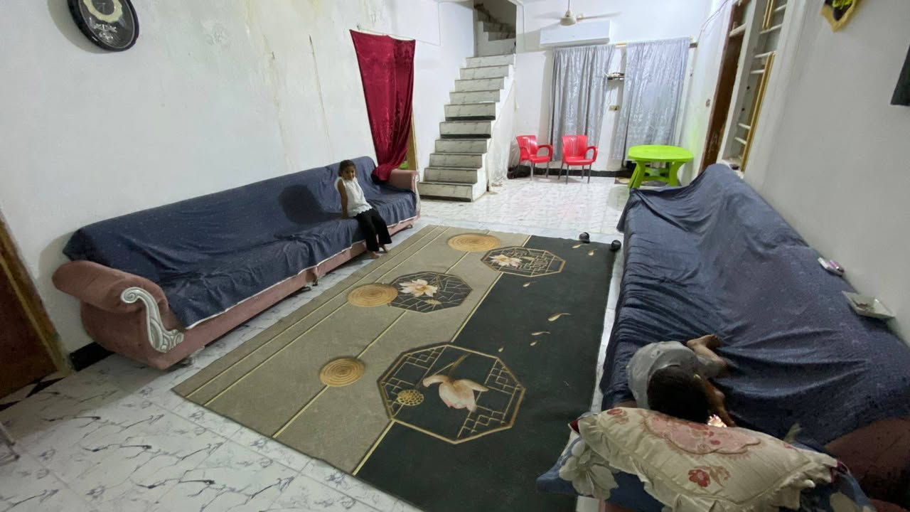 بيت بحي النداء بلديه 200 متر معاملته كامله وباسمي واصل للتقيم 
تفاصيل 
3 غرف نوم 4×5 
صاله 10×4 
مطبخ 5×4 
استقبال 4×6 
صحيات وحمام داخلي وخارجي
+964 786 929 0786 929 1705
