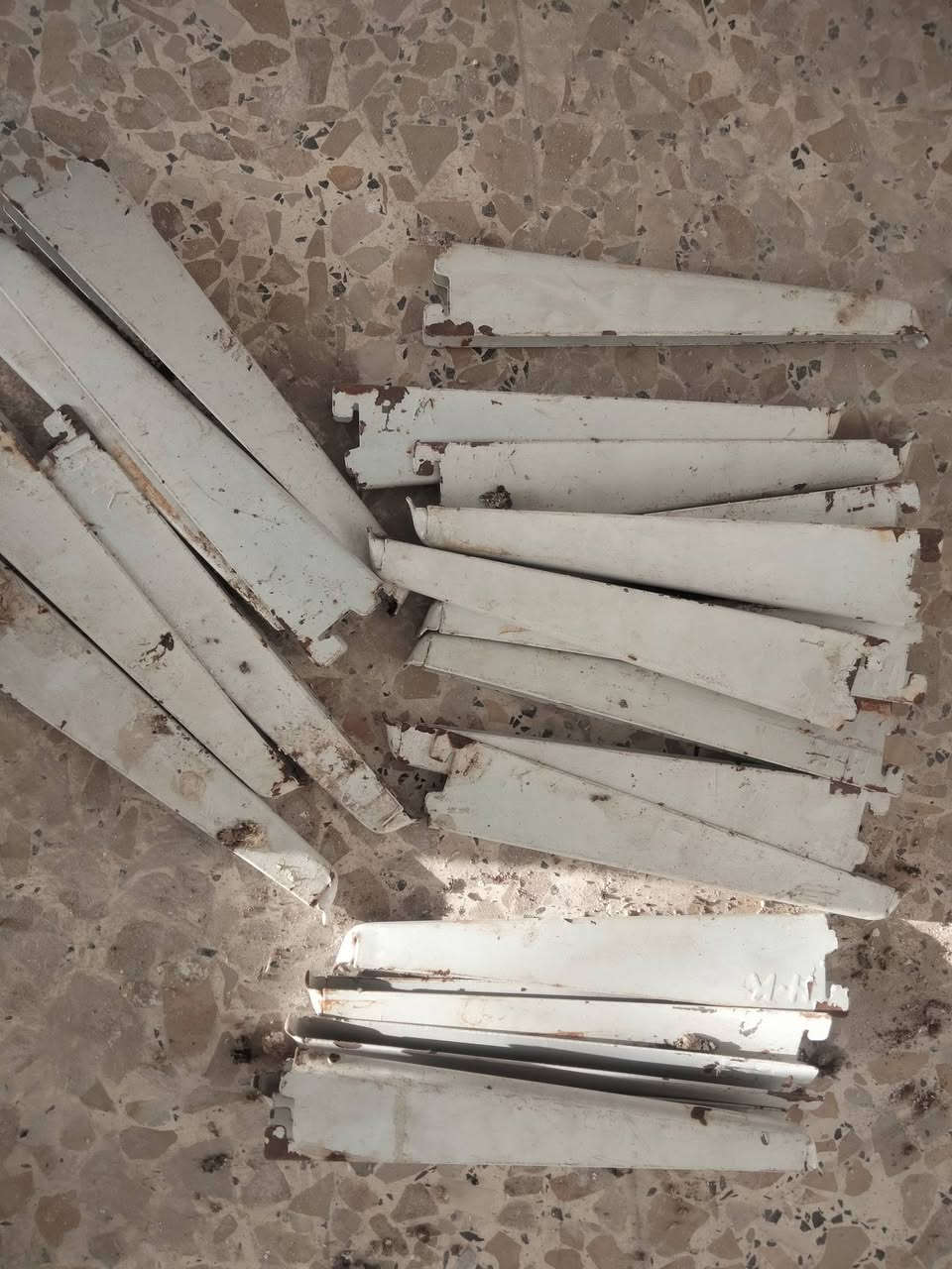 السلام عليكم رفوف وستان جدد مغسلةمدينة الصدر قطاع 27رقم ***********
