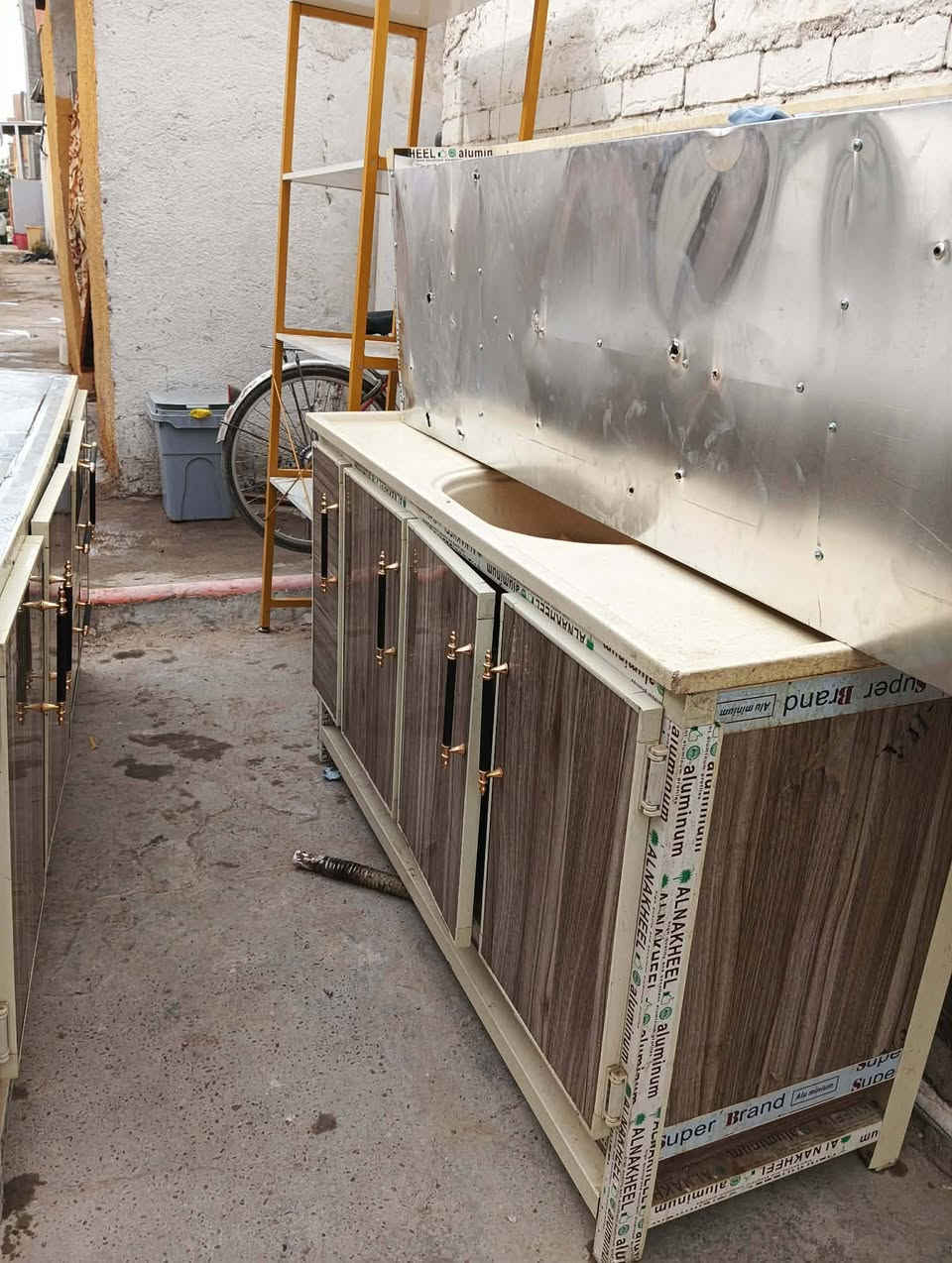 كاونتر تركي نظيف 3. قطع سنك مرمر سعره 175 بيه مجال بسيط الشراي يتصل *********** مكانه حله الاسكان شارع المسبح الاسباني
