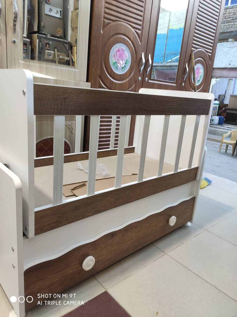 يتوفر بمعرض القزاز للاثاث الجاهز في الشطره
كاروك هزاز صناعه تركيه أصلي قياسه (50سم في 100سم)
وبثلاث ألوان أبيض وبيجي و صاجي 
        ((السعر 90 ألف)) توجد خدمة توصيل
للاتصال *********** واتساب
