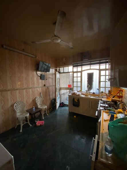 يالله 🌷.  دار للبيع مساحة ١٥٠ م طابقين بناء سنة٢٠١٣. نظيف جدا واجهة ٧ ونصف يحتوي على ٤ غرف نوم ومطبخ وصالة وخدمات عدد ٢ يقع في بغداد حي الشباب شارع  هادئ جدا للاستفسار الاتصال على الارقام.                                        ***********.   او.     ***********.                                      مكتب.  ركن الحافظ للعقار  بغداد حي الشباب
