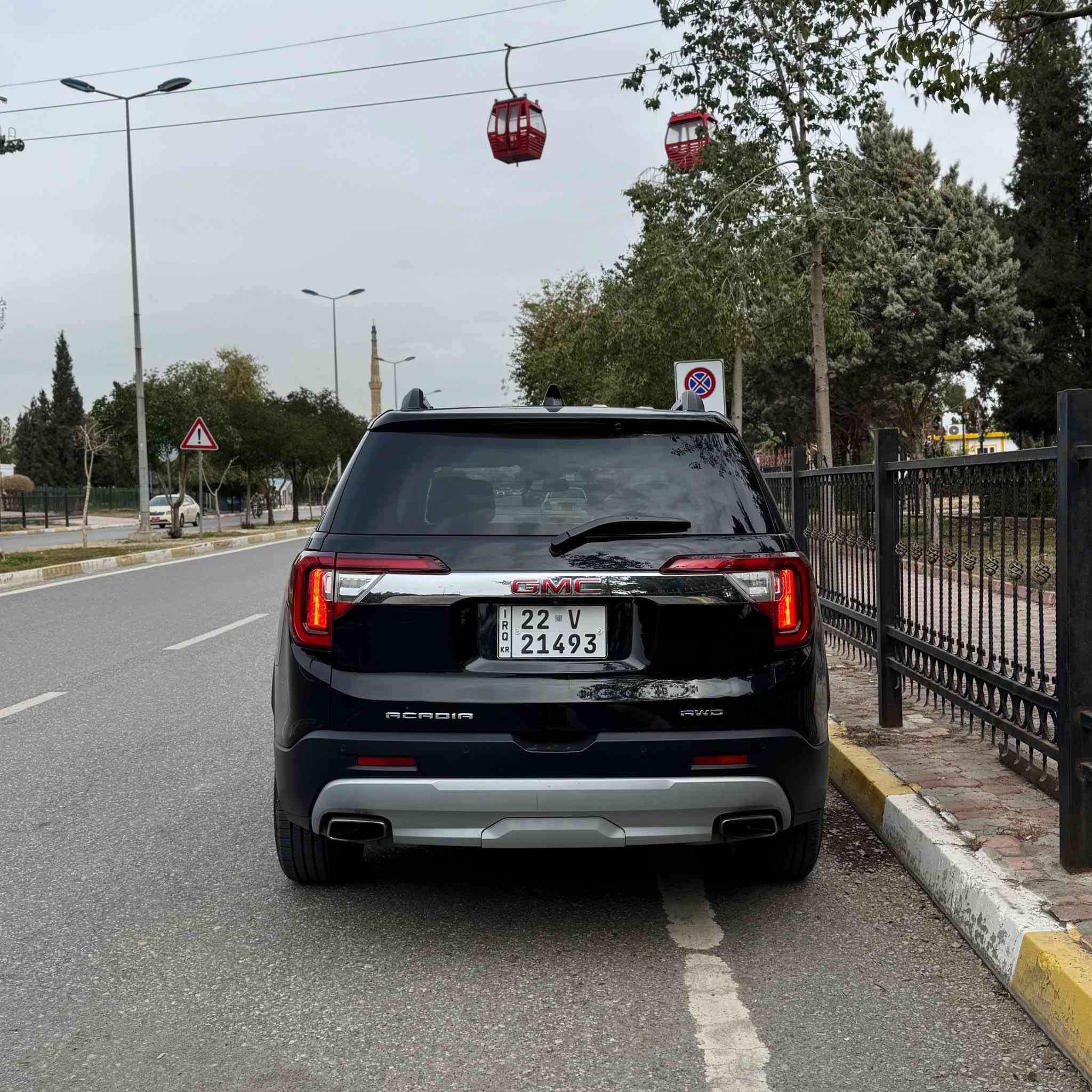 GMC ACADIA 2023 SLT
(جميع الايرباكات سليمه)
ترقيم اربيل جديد ب اسمي 
فول الفول عدا الفتحة  

الحادث موضح بالصور بجم كبس حادث جداً بسيط بدون دواخل (شواصي ولغود مكفوله وجميع الايرباكات سليمه  )  بيها جاملغ وباب مصبوغ وعندي بيها سونار 

المواصفات :
‎(٧ راكب - ٣ قطع تبريد - داخل لونين( ابيض وجوزي
‏‎فور ويل(AWD) - كشنات جلد - تشغيل عن بعد
- نقاط عمياء - رادارات (٣٦٠ ) امامي خلفي جانبي - 
صندوق كهرباء ( ويفتح بالرجل ايضا ) - سستم صوت (bose) - داتا شو - تدفئة كشنات - كشنات كهرباء
‎تحديد مسار - حساسات امامي وخلفي - اوتو ستوب - توقف ذاتي عند الاقتراب من السيارات - قفل تلقائي - مراية تعتيم ذاتي + اشاير  - سايد بريك بصمة - فول تحكمات ستيرن - اضاءة العالي اوتو - منظومة زنون بلادي -اربع وضعيات قياده    
‎وبعد بيها هواااي مواصفات
محرك ٢٠٠٠ تيربو (اقتصادي وسريع)
ماشية ٦٠ بعدها على مشي امريكا  

السعر : 242 وبيها مجال بسيط
‏‎السيارة جديدة بمعنى الكلمة وبالواقع بعد احلى وجاهزة 
بدون اي نقص وكل التفاصيل مذكورة بالكامل 
مكاني اربيل او بغداد 
اي استفسار هذا رقمي 
***********
