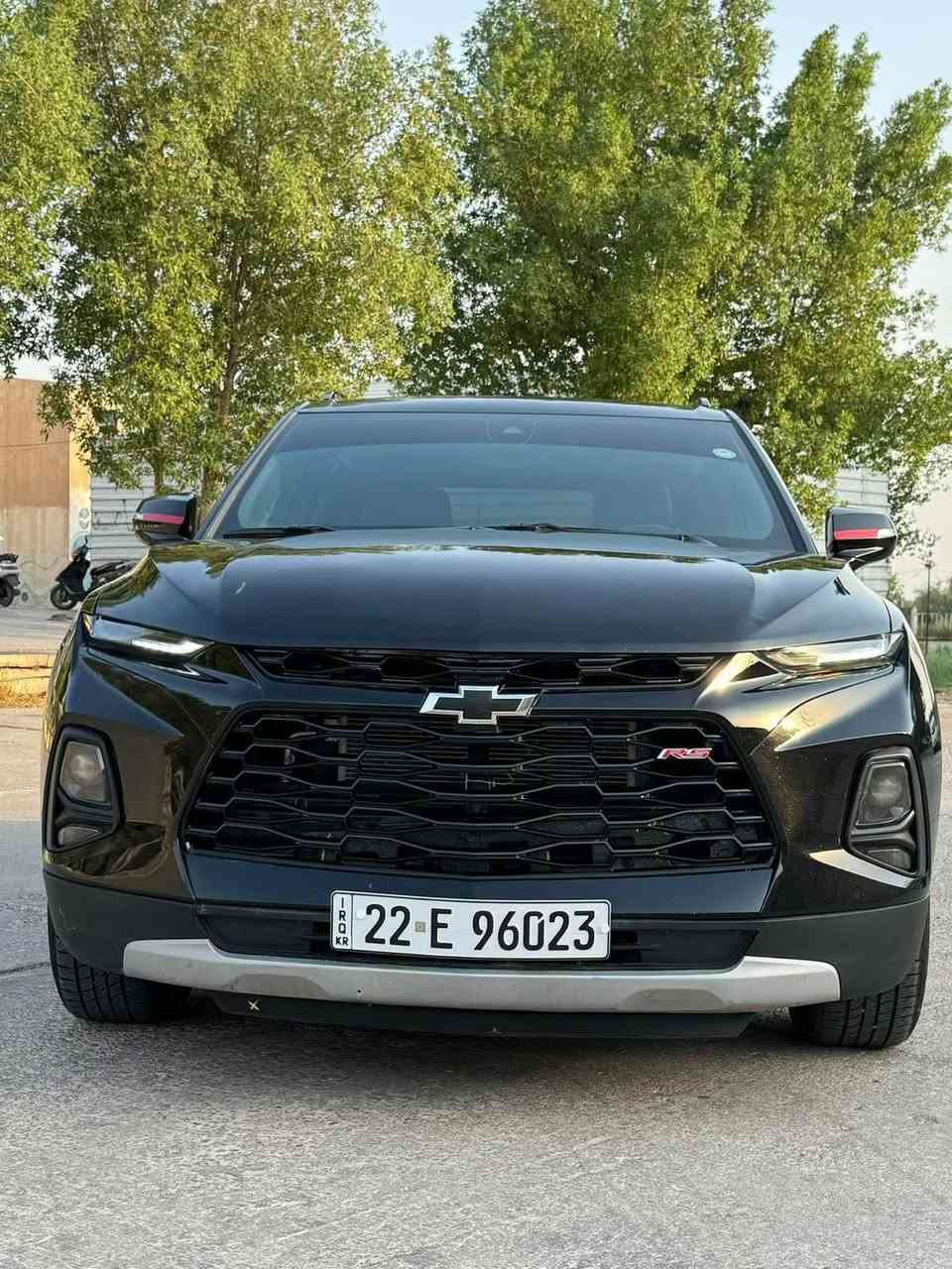 السلام عليكم 
بلايزر للبيع 
رقم اربيل فول مواصفات ماعدا الفتحه كشنات كهرباء كشنات تدفئه مكينه 6سلندر موديل 2022 لون اسود كامرا خلفيه حساسات بالمري وحساسات خلفيه شاشه تحكم ستيرن فول السياره ماعدا الفتحه حادث دعاميه وشويه بالبنيد والدعمايه بلاديه ممبدله والبنيد بلادي بدون ايرباك 
***********
