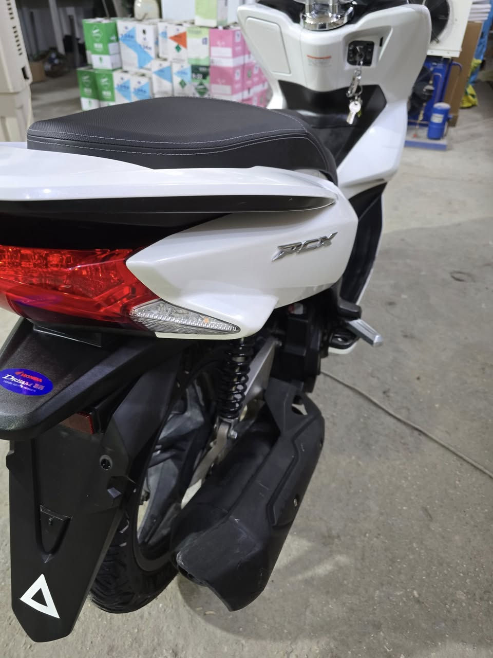 Pcx الجيل الثاني
الدراجة مكفولة كفالة عامة 
ماشية 17 الف بعدها اخت الزيرو 
المكان كربلاء 
الرقم ***********
