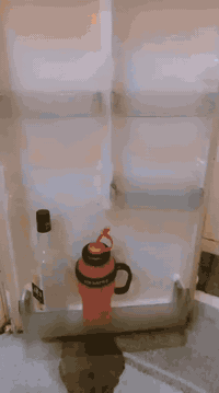 السلام عليكم عندي ثلاجة للبيع تبريد لفريزر شغال وتبريد الثلاجة الجوةشغال نظيفة مابيها اي عطل 
الرقم ***********
