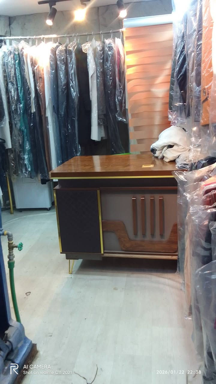 السلام عليكم مكوى للبيع المكان بغداد حي الجهاد حي الحسين شارع التجاري شغال وبي معاميل خير من الله محل كل غراضه جديده ايجار 450 موبايل***********   ،
