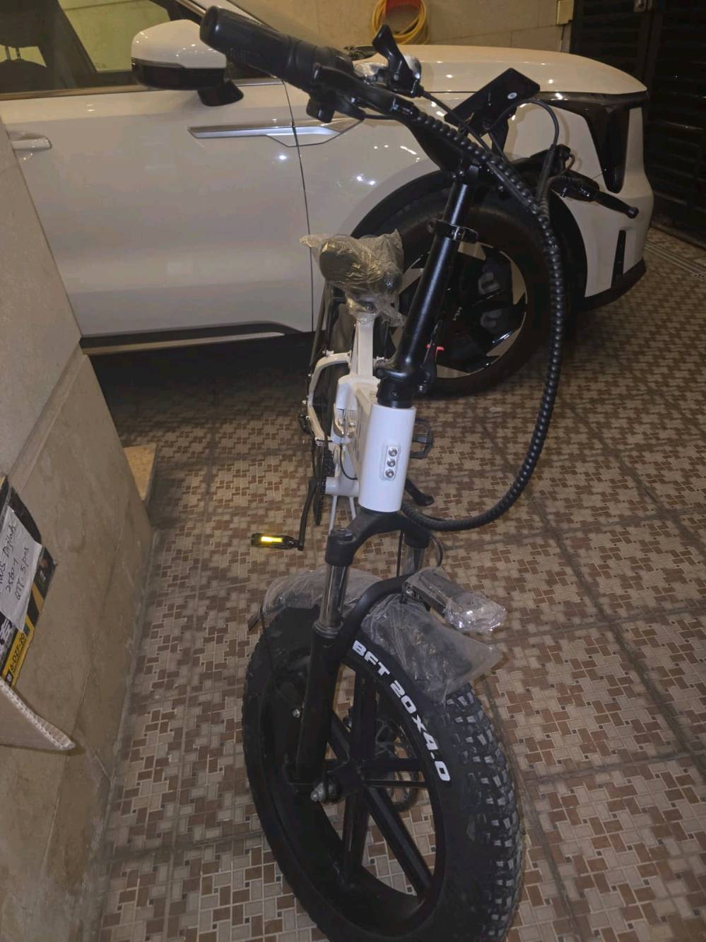 بايسكل كهربائي
- المحرك 1000w
- البطارية  48v 
16 امبير ليثيوم ماركة LG 
- يتحمل وزن 200kg
- مميزات إضافية : شاشة عرض معلومات كبيرة، إضاءة قوية أمامي خلفي)، منفذ شحن USB، شاحن ذكي 
- الفرامل فرامل ها يدروليك دسك أمامي وخلفي
- نظام التعليق الدبلات نظام تعليق كامل دبل أمامي
هايدروليك ودبل وسطي
- الإطار ألومنيوم قابل للطي (AL6061) مقاس 20
بوصة، إطارات عريضة (Fat Tires) مقاس 4.020 ×
بوصة.
- المدى (المسافة): تقطع من 50 إلى 110 كم تقريباً حسب نظام القيادة (مساعد الدواسة. 
- واسم الطراز MINAL M1- Tool Kit
- المدى 50 الى 60 كيلو متر
- قابل للطي
- ناقل تروس شيمنو يتكون من سبع سرعات