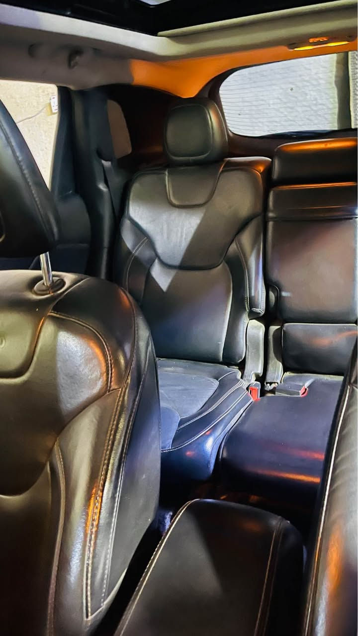 جيب شيروكي Limited(V6) موديل 2017  —    للبيع (V6)
سيارة نظيفة جداً من الداخل والخارج، استخدام بسيط ومحافظ عليها ✨
🌟رقم أربيل بأسمي مباشر بيها بعد 5 سنوات 
هزة و فحص جديد

🔹 المواصفات:
 • تشغيل بالبصمة + دخول ذكي مع ترحيب بالسائق
 • سقف بانورامي زجاجي واسع
 • مقاعد جلد طبيعي فاخرة
 • تدفئة في المقاعد والمقود (الستيرن)
 • مكيف مزدوج التحكم مع فتحات خلفية
 • شاشة لمس كبيرة مع بلوتوث وUSB
 • كاميرا خلفية + حساسات أمامية وخلفية
 • نظام تثبيت السرعة (Cruise Control)
 • مقود متعدد الوظائف مغطى بالجلد
 • نظام دفع رباعي ذكي (4×4) بعدة أوضاع (Auto – Snow – Sport – Sand/Mud)
 • جنوط ألمنيوم 18 إنش أصلية
 • إضاءة LED نهارية
 • عداد رقمي مع شاشة معلومات للسائق
🔹 الحالة الميكانيكية:
 • تخم تايرات جديد 🔧
 • حدادة السيارة جديدة بالكامل
 • المحرك والكير بحالة ممتازة جداً مع كفالة ✅
📍 الموقع: البصرة
📞 للتواصل:***********
💰 السعر:130، مع مجال بسيط بالتفاوض Singapore
